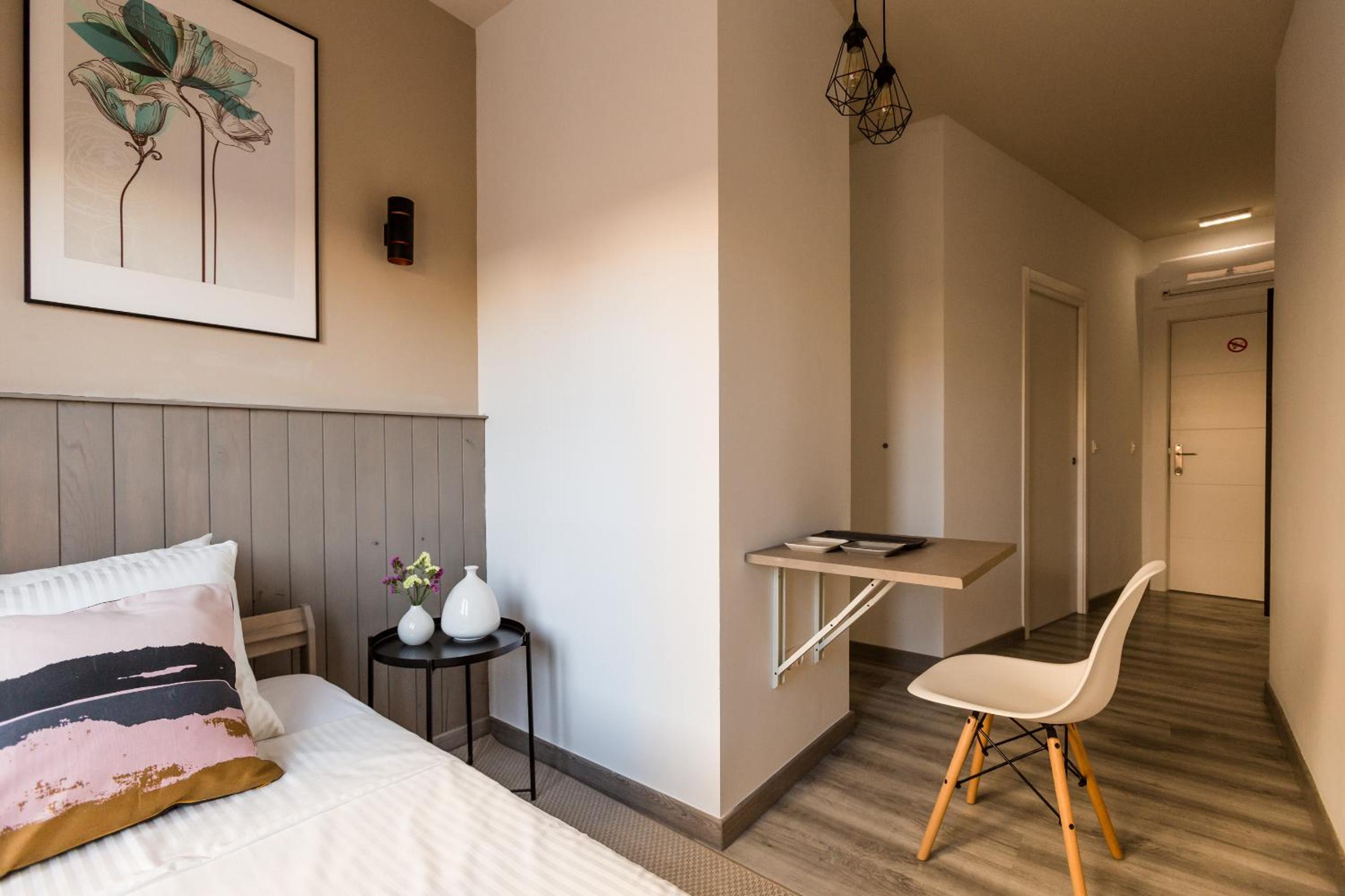 Single Room with Private Bathroom photo 2