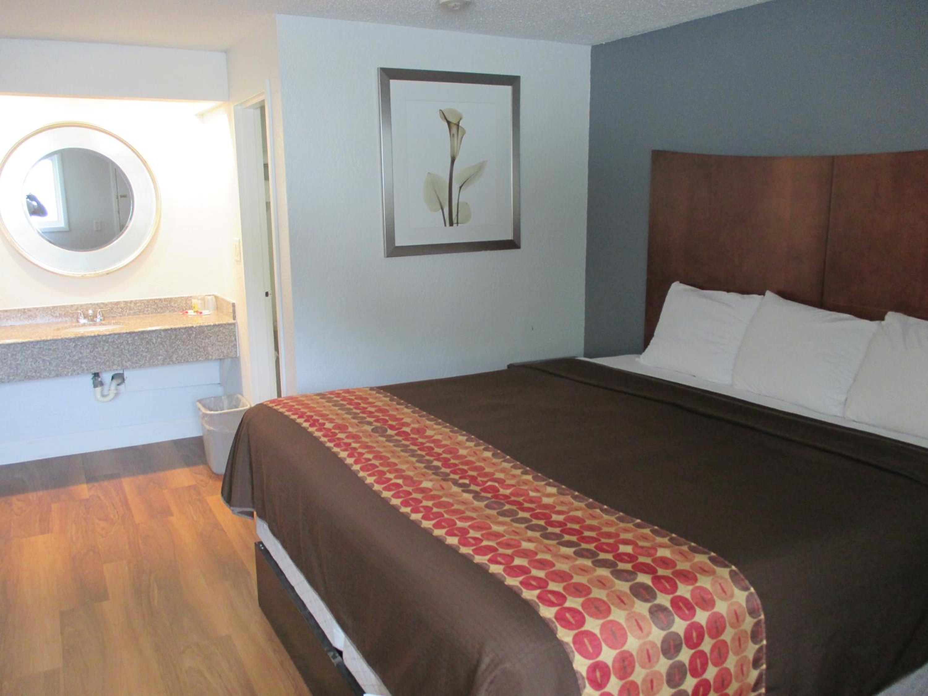 King Room - Non-Smoking photo 1