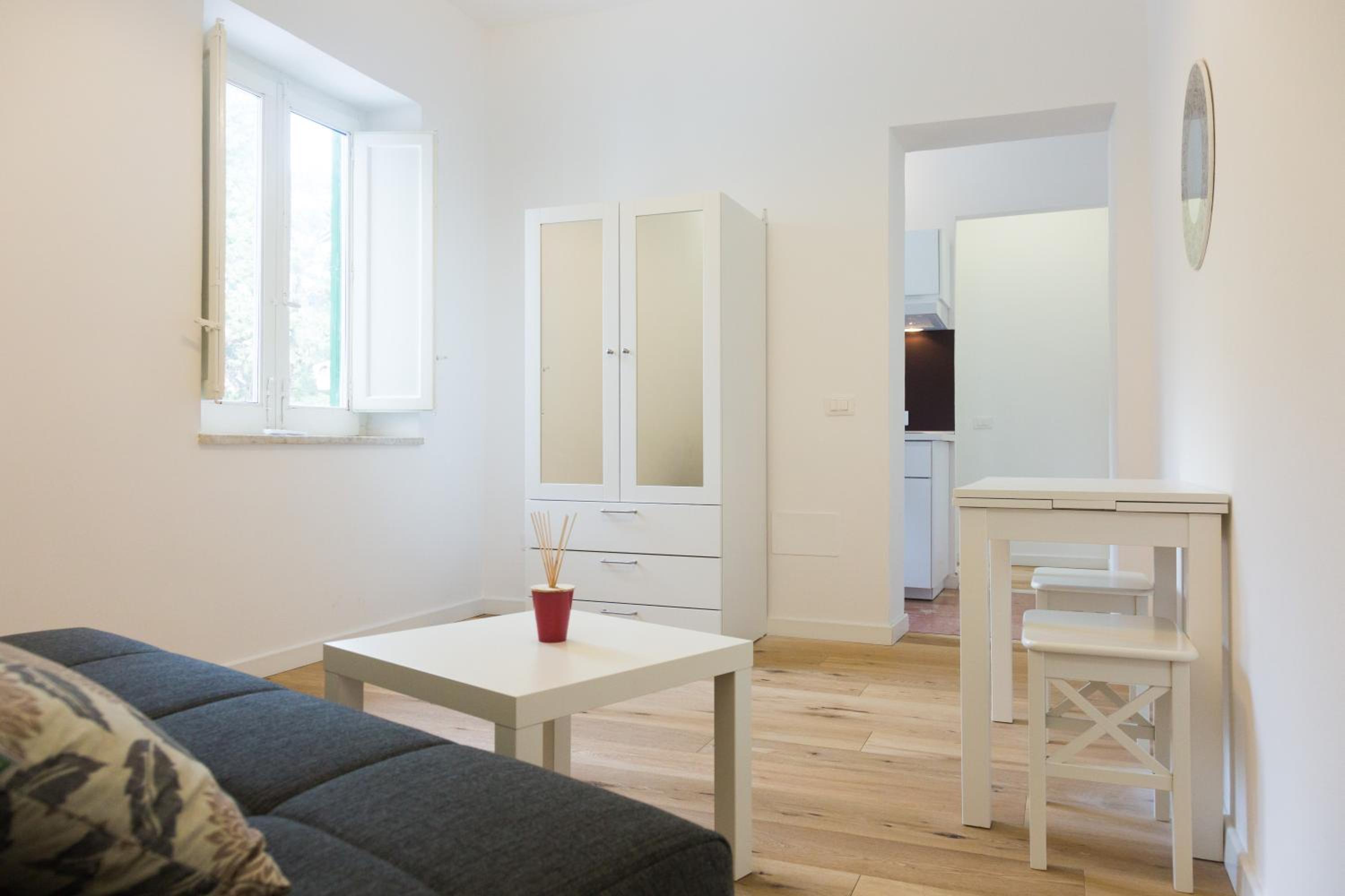 Studio Apartment - Photo 1