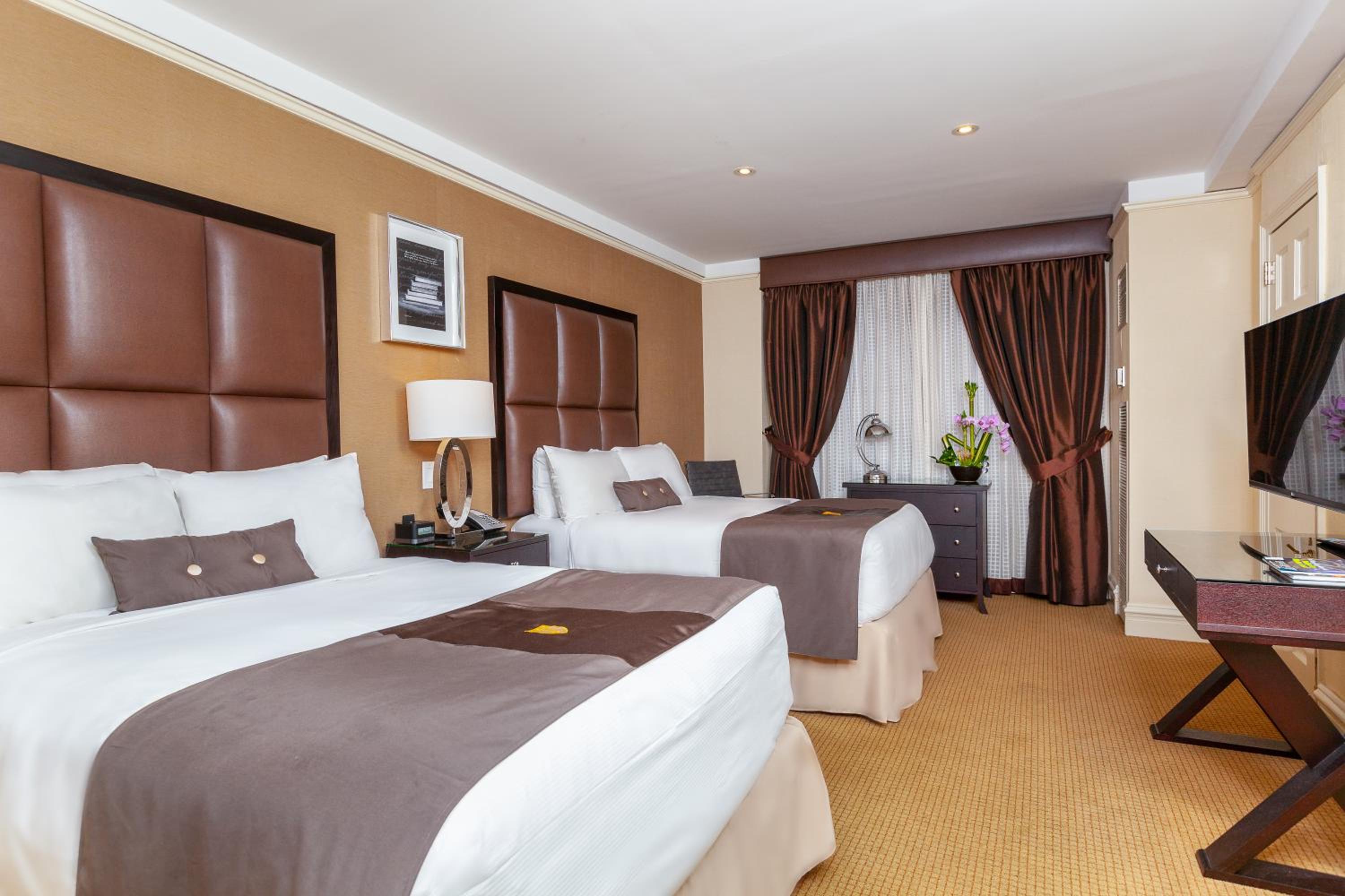 Deluxe Room thumbnail 5