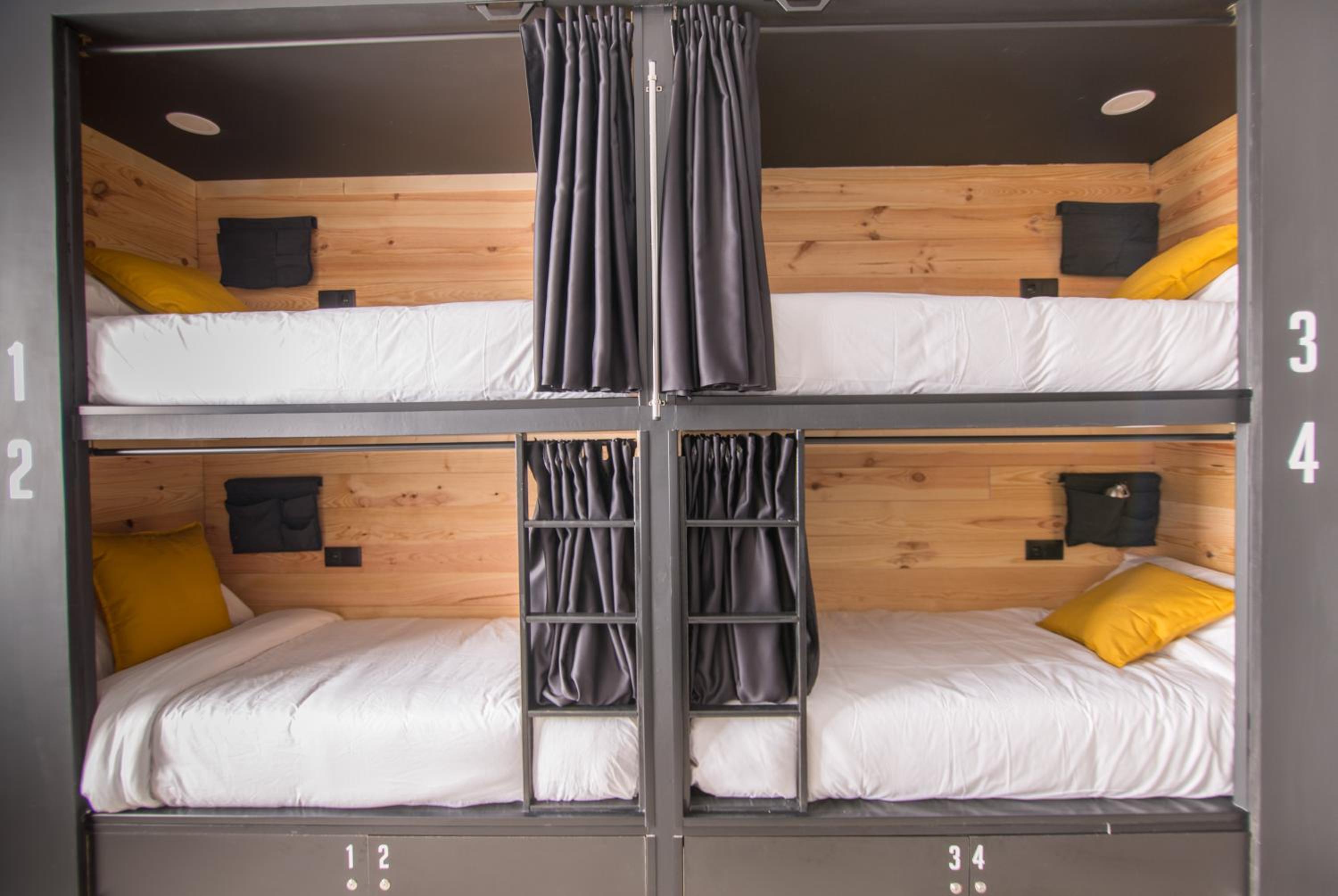 Cama litera en habitación compartida mixta para 6 personas.