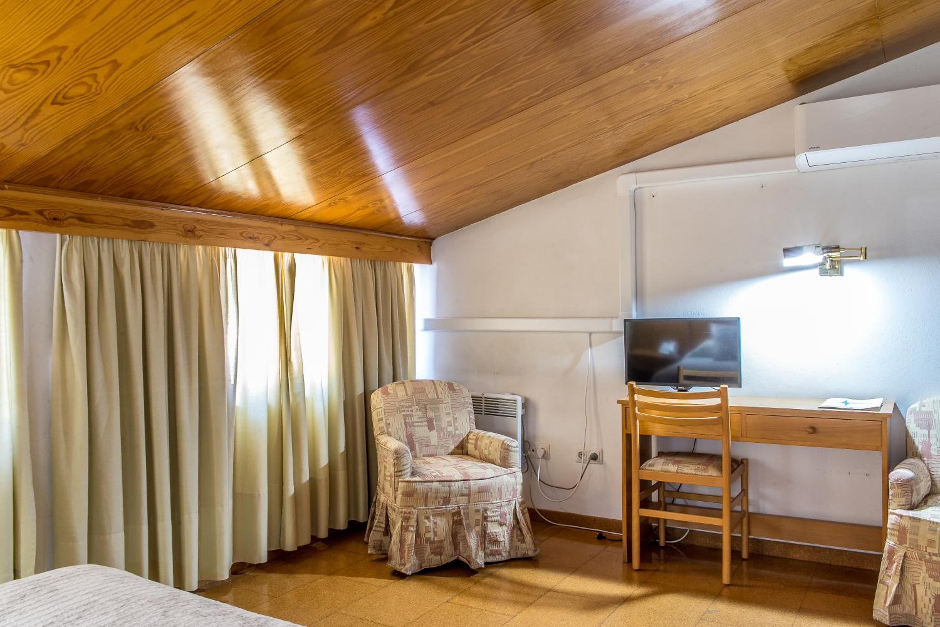 Double Room - Attic Level photo 2