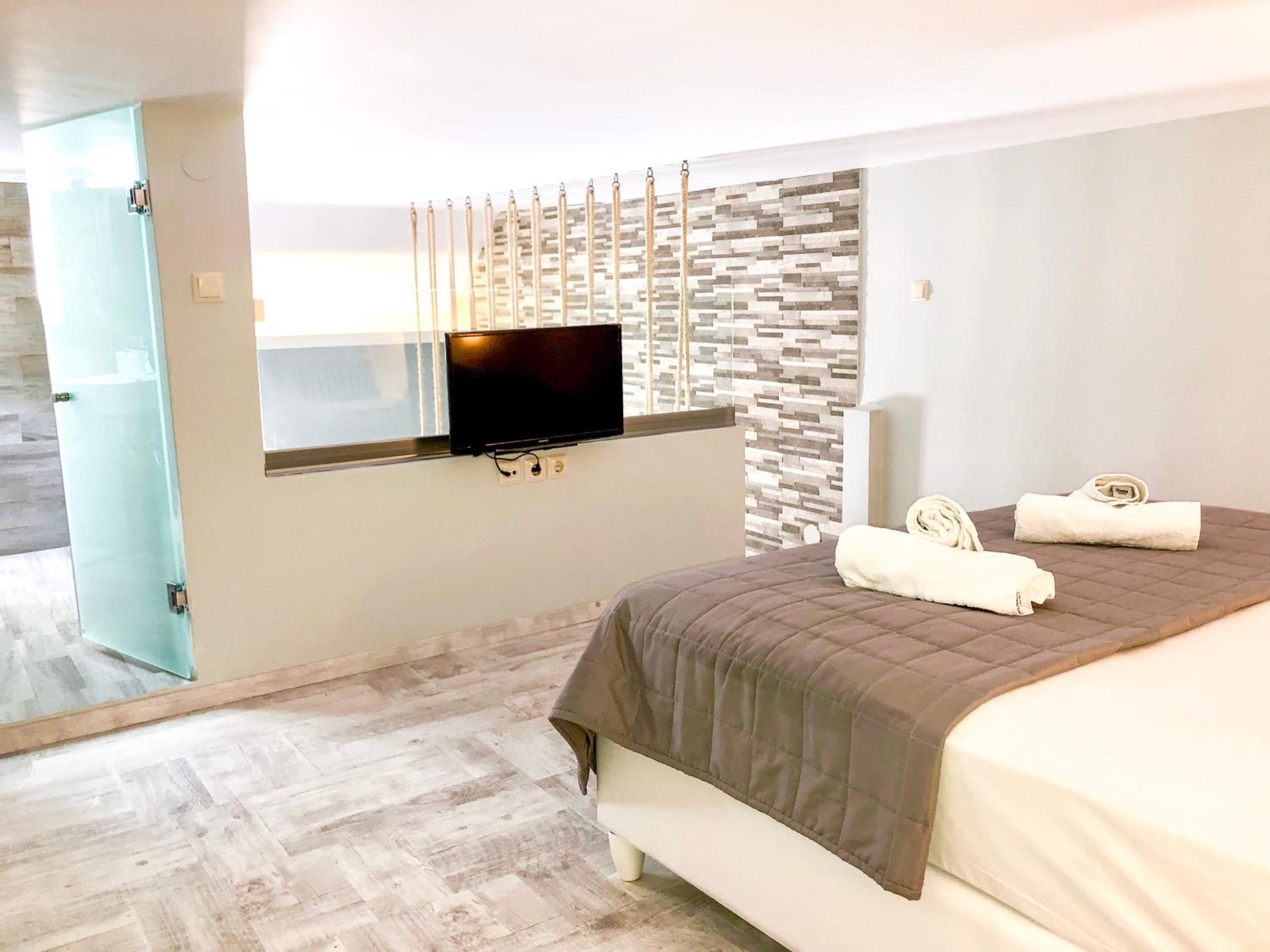 Deluxe Family Suite photo 3