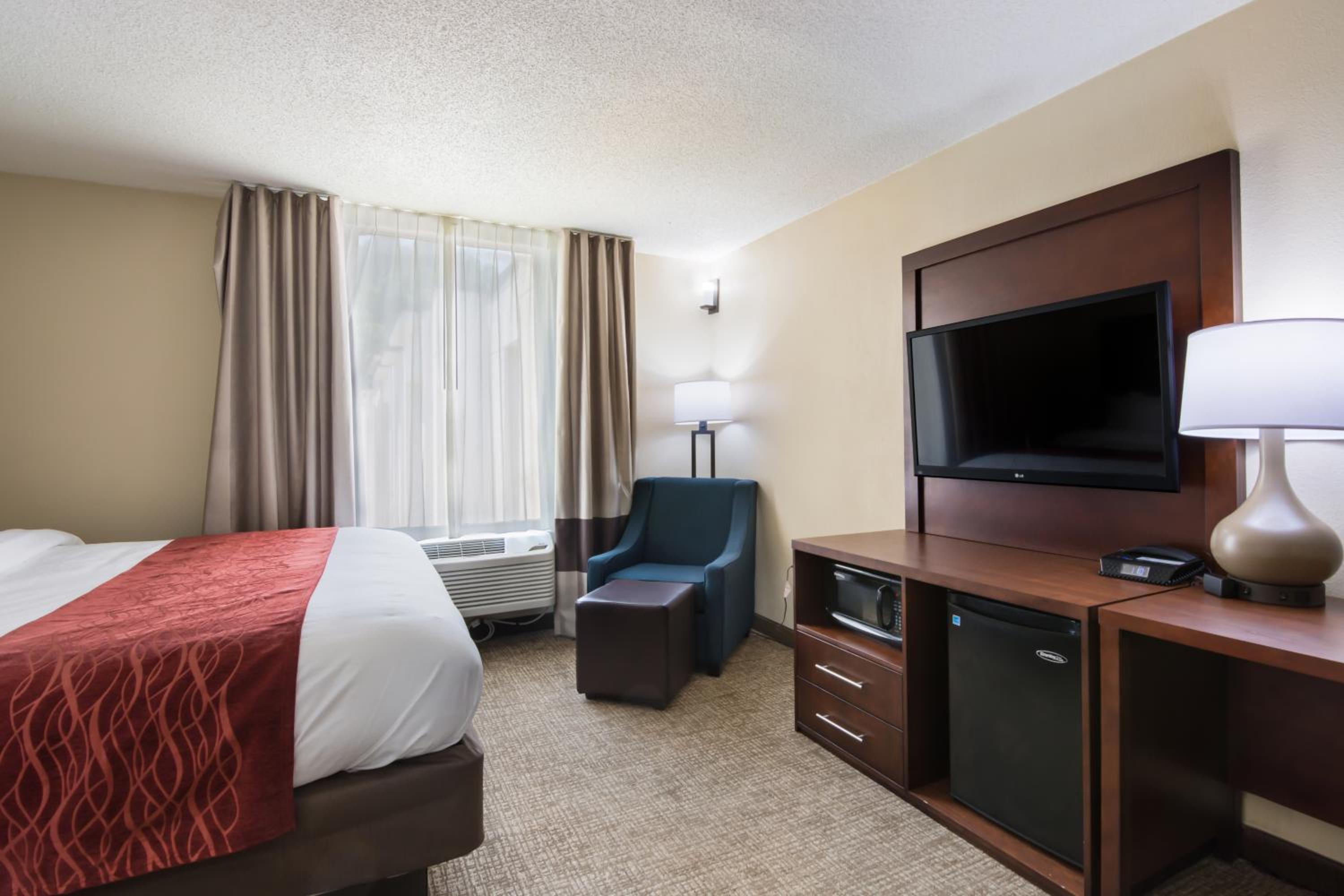 King Room with Whirlpool - Non-Smoking photo 3