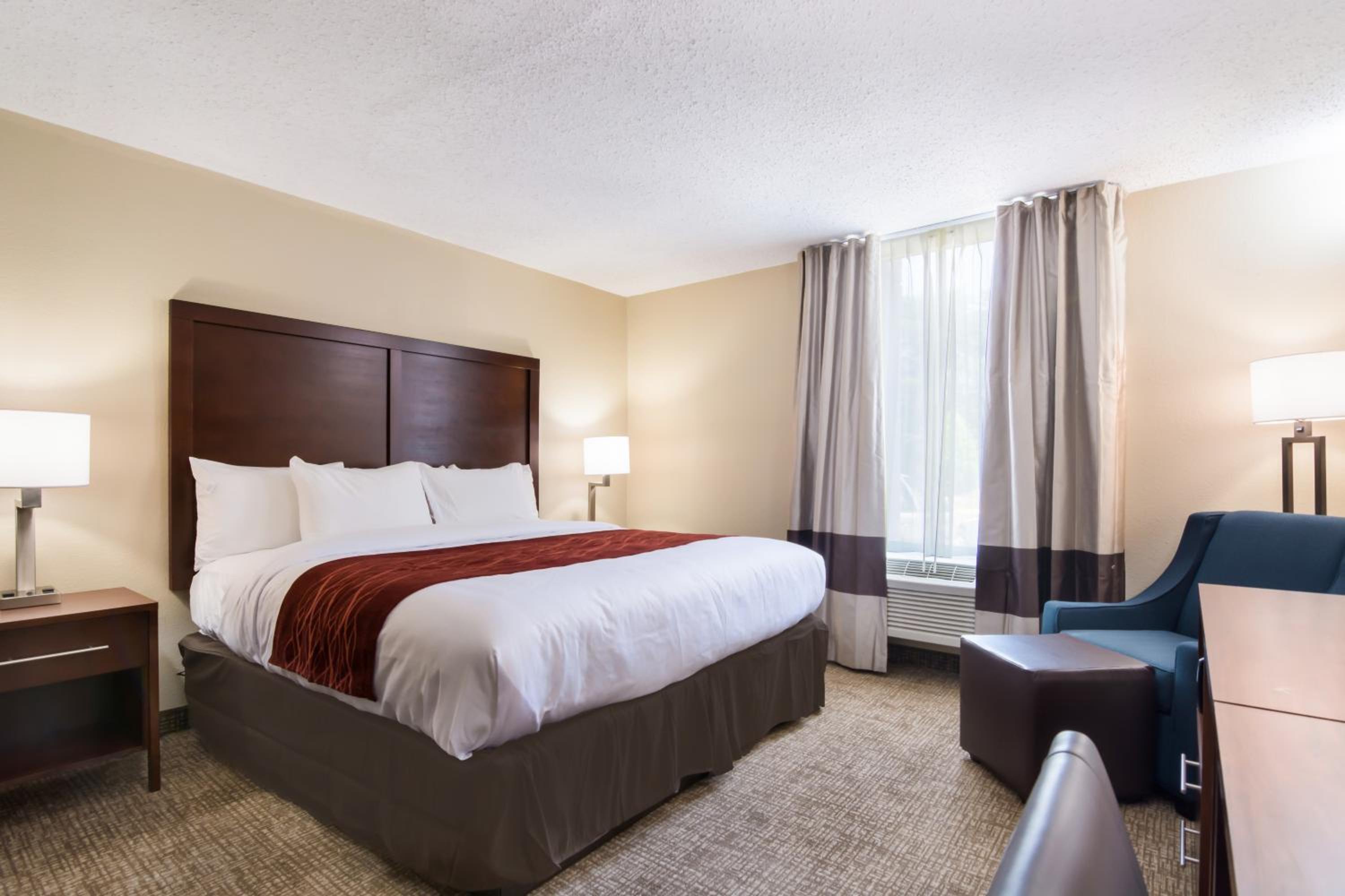 King Room with Whirlpool - Non-Smoking photo 2