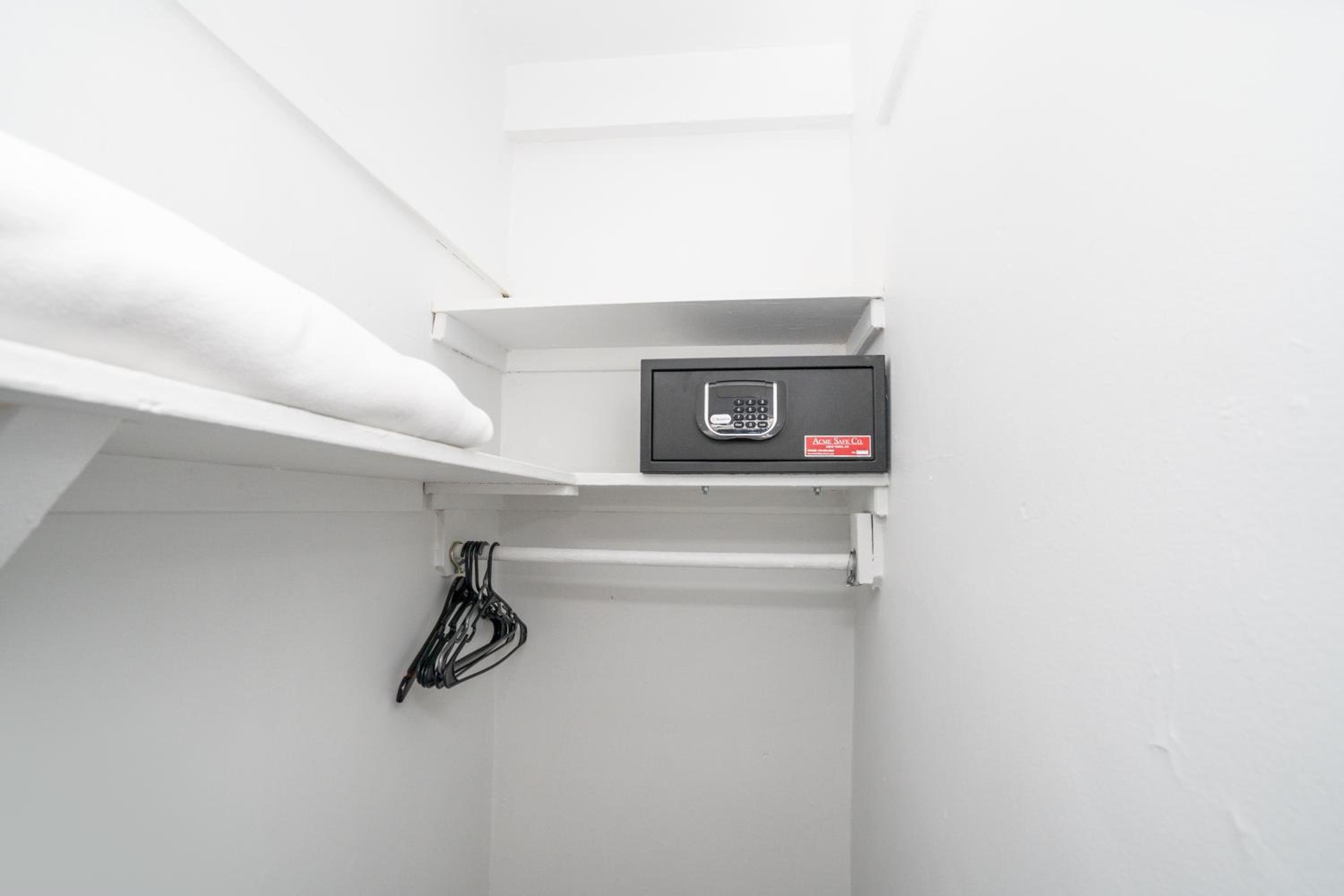 Private Deluxe Bunk Bed Room with Semi-Private Bathroom photo 3
