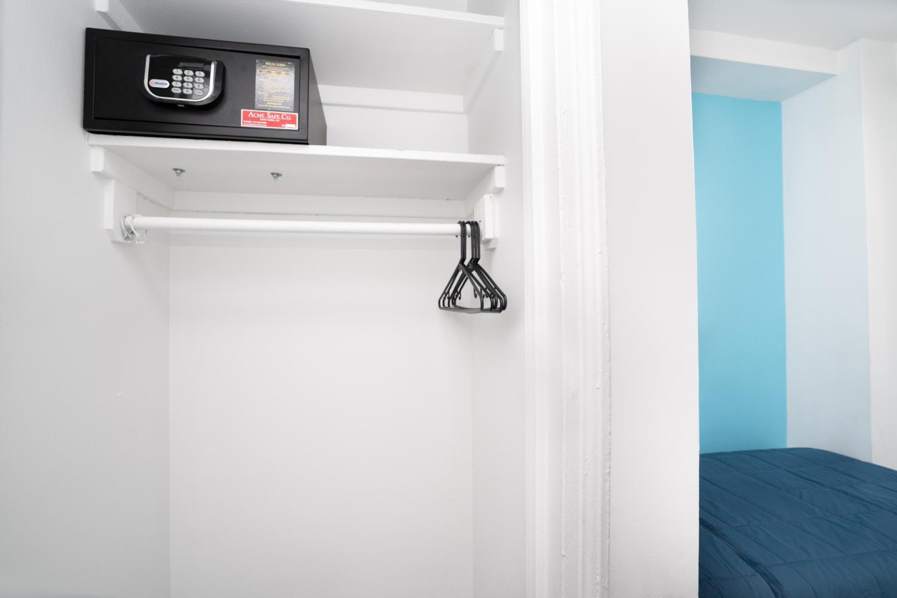 Private Deluxe Single Room with Park View and Semi-Private Bathroom photo 3