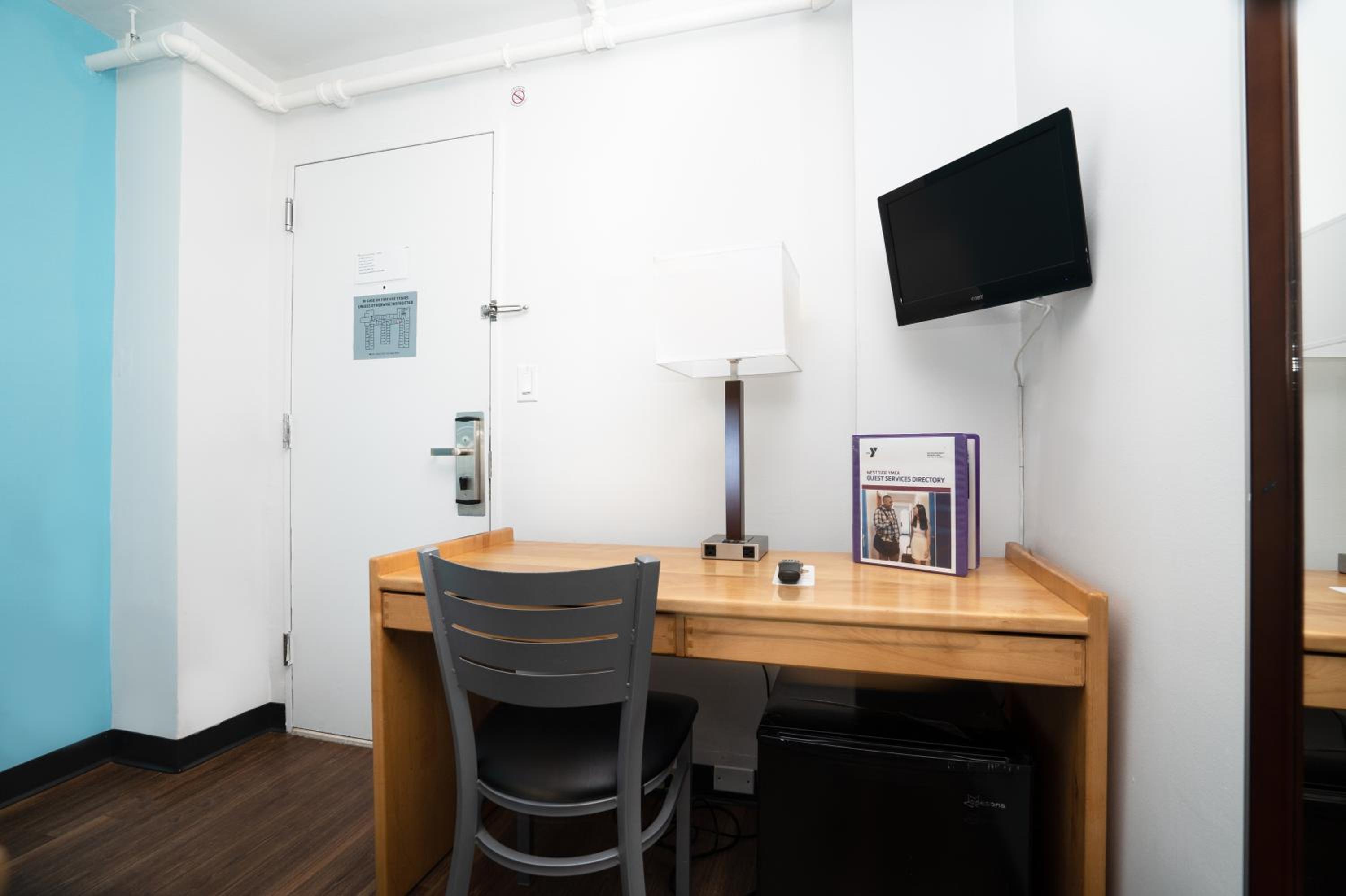 Private Deluxe Single Room with Semi-Private Bathroom photo 3