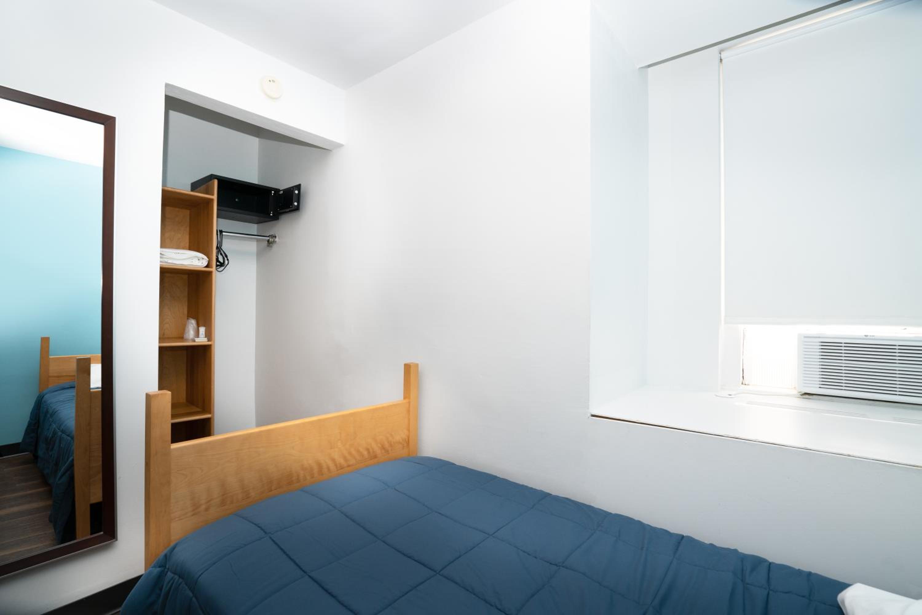 Private Deluxe Single Room with Park View and Semi-Private Bathroom photo 2