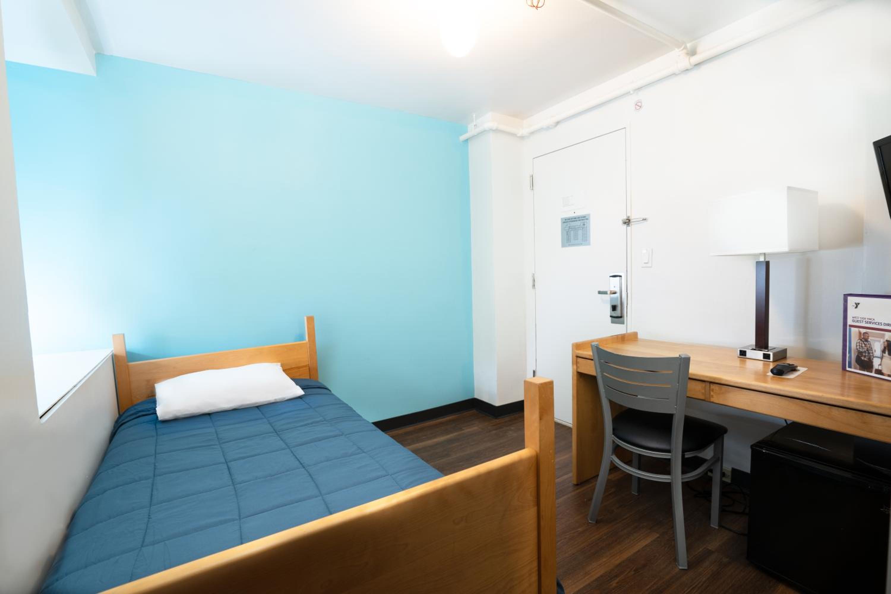 Private Deluxe Single Room with Semi-Private Bathroom photo 2