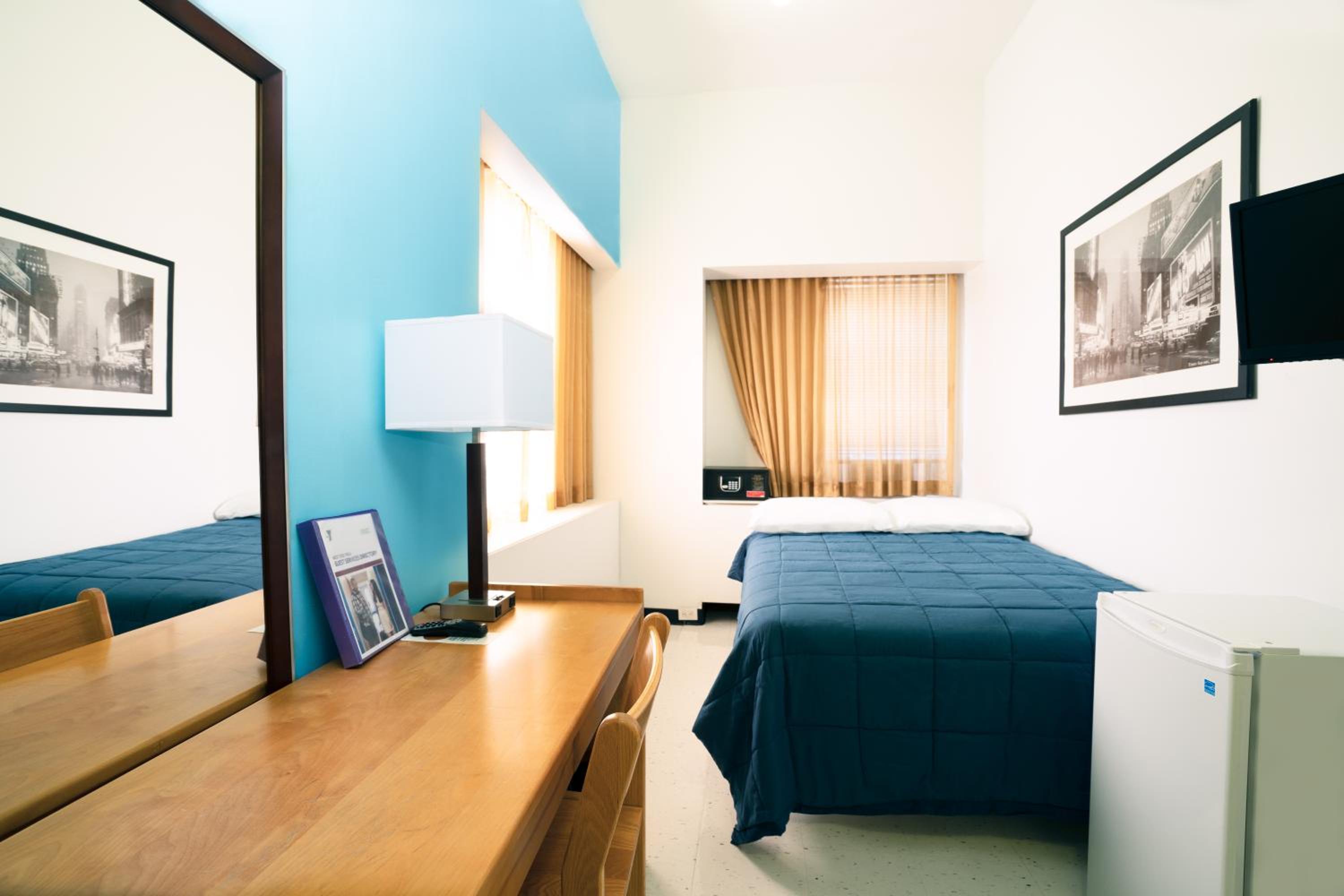 Private Double Room with Shared Bathroom photo 1
