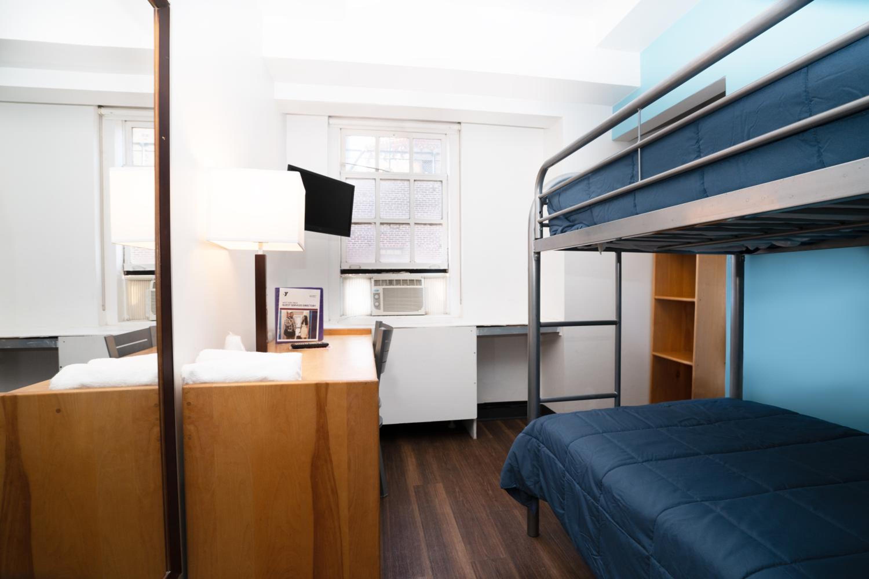 Private Deluxe Bunk Bed Room with Semi-Private Bathroom photo 1
