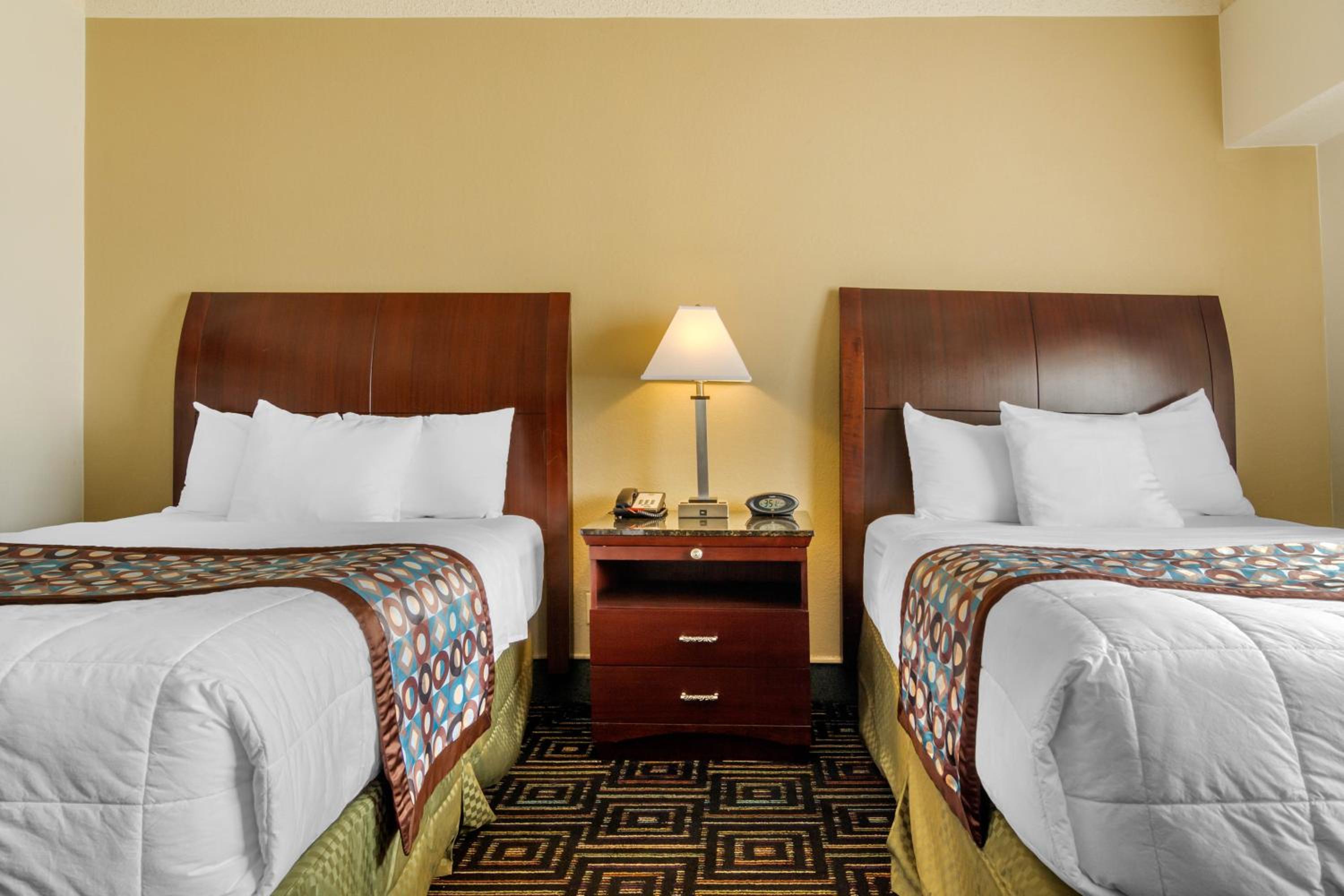 Standard Double Room with Two Double Beds - Non-Smoking/Interior Halls - Photo 3