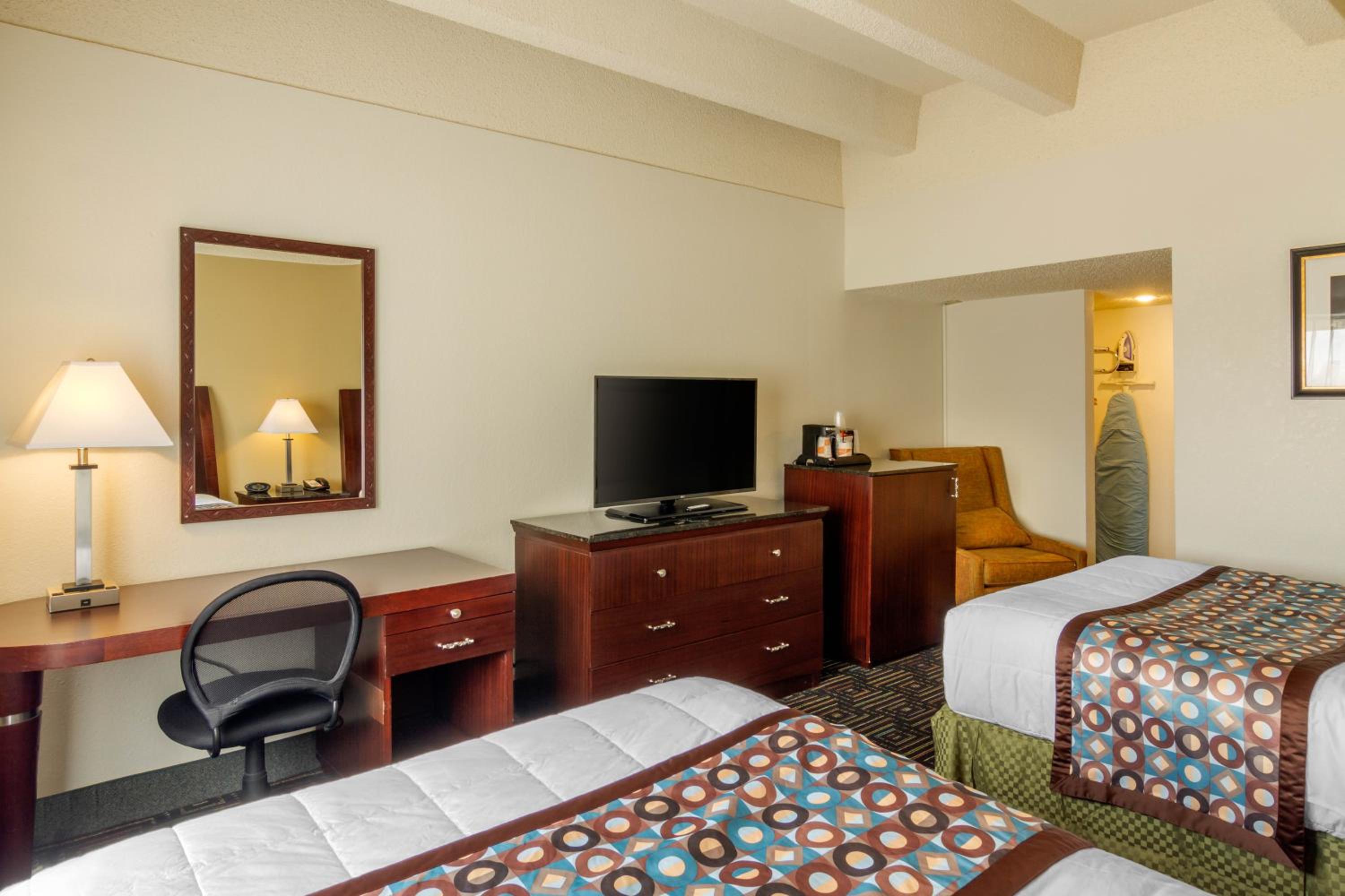 Standard Double Room with Two Double Beds - Non-Smoking/Interior Halls - Photo 4