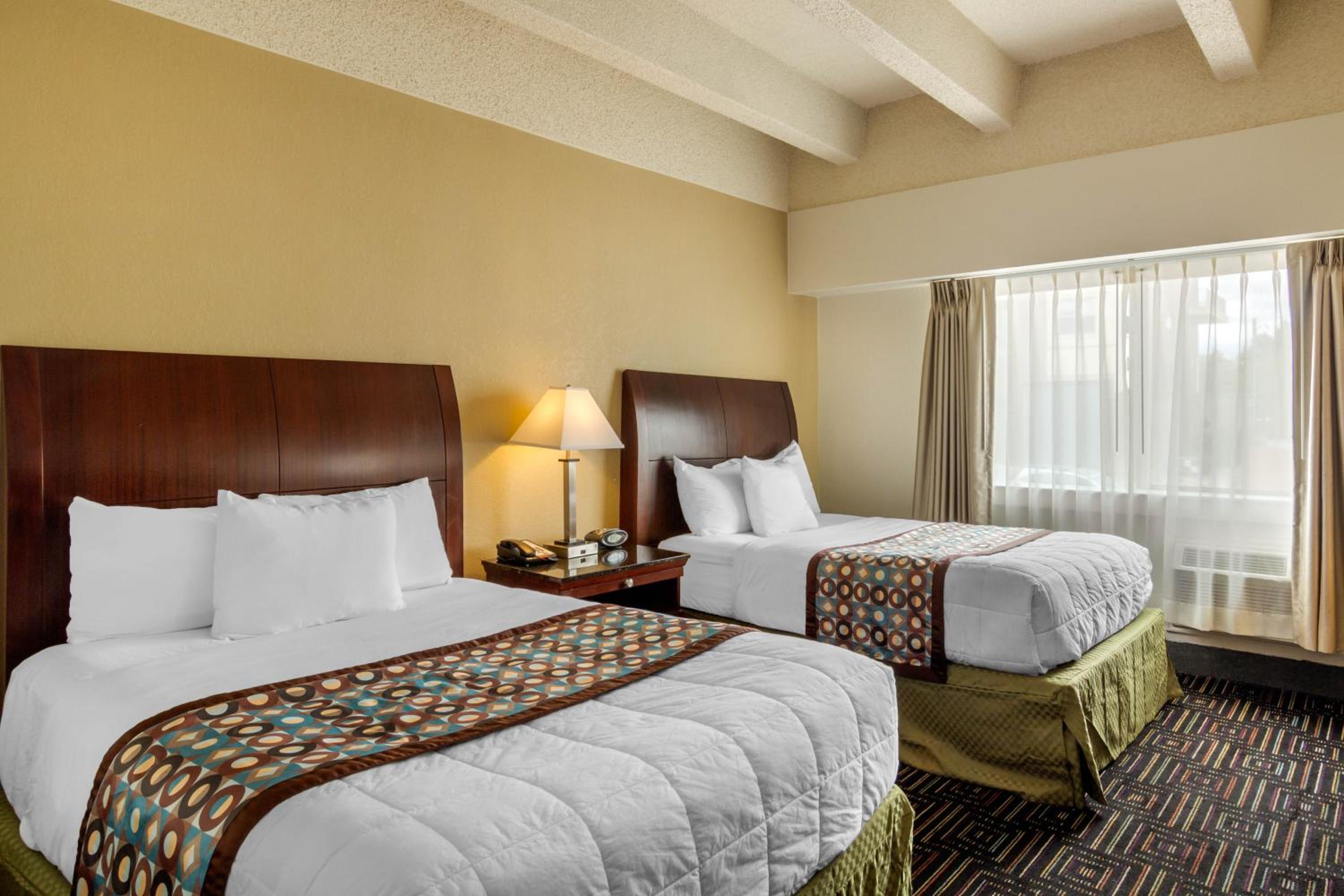Standard Double Room with Two Double Beds - Non-Smoking/Interior Halls - Photo 5