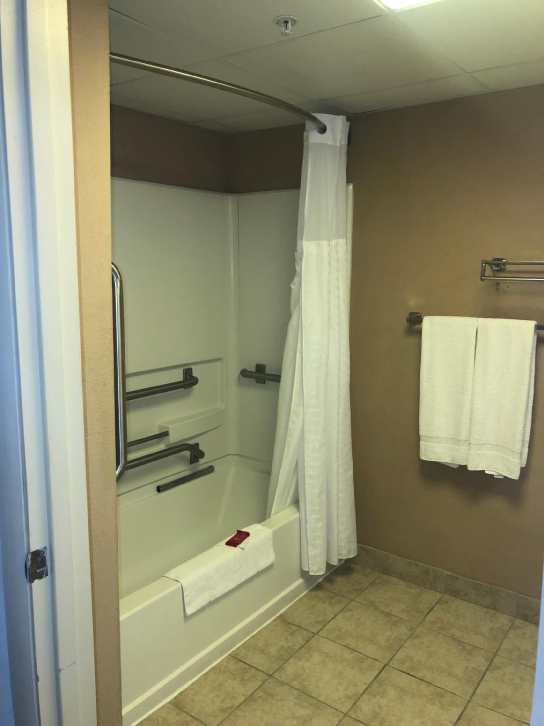 Queen Room - Disability Access Tub photo 3