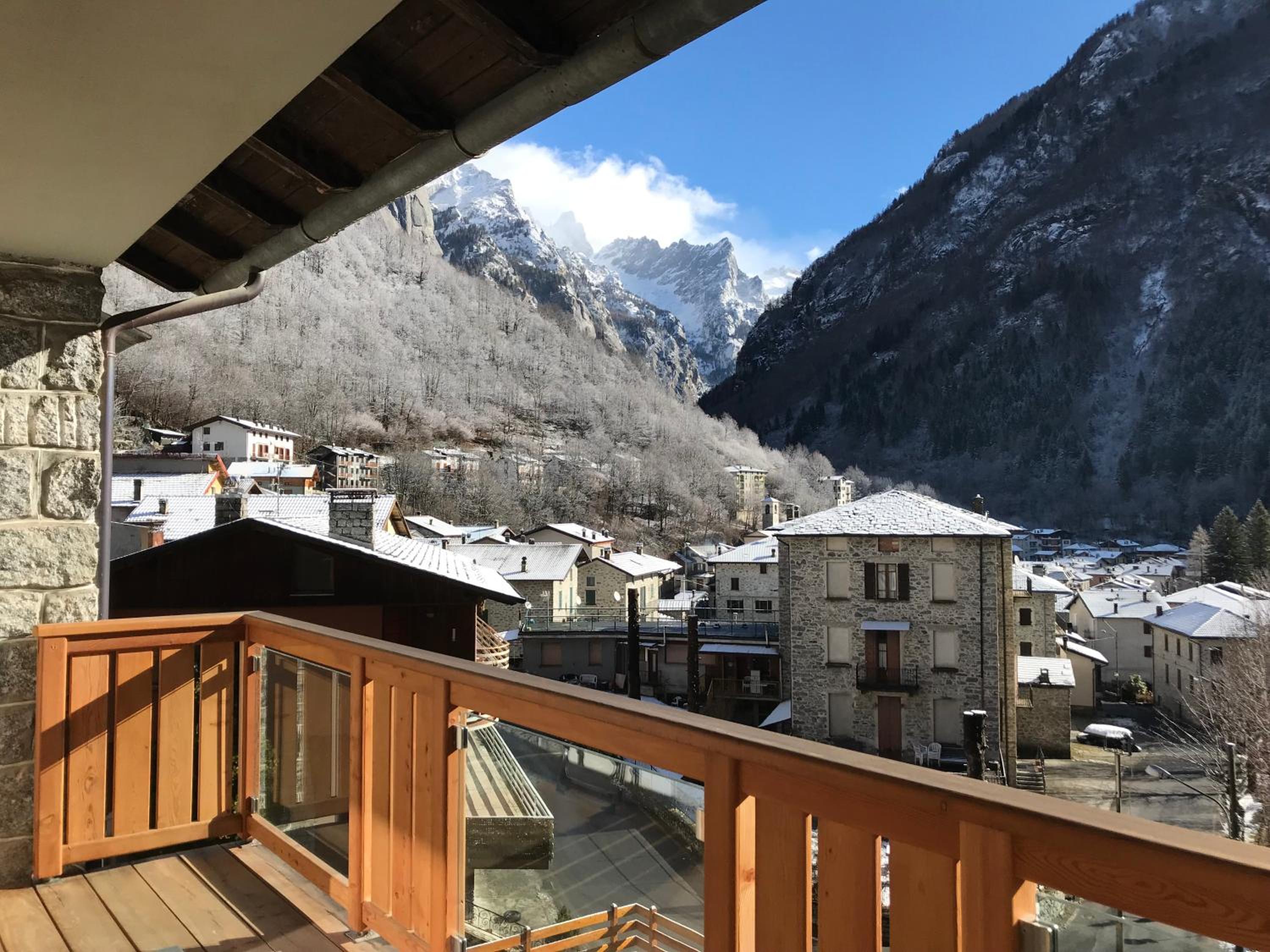 Deluxe Double Room with Balcony - Photo 2