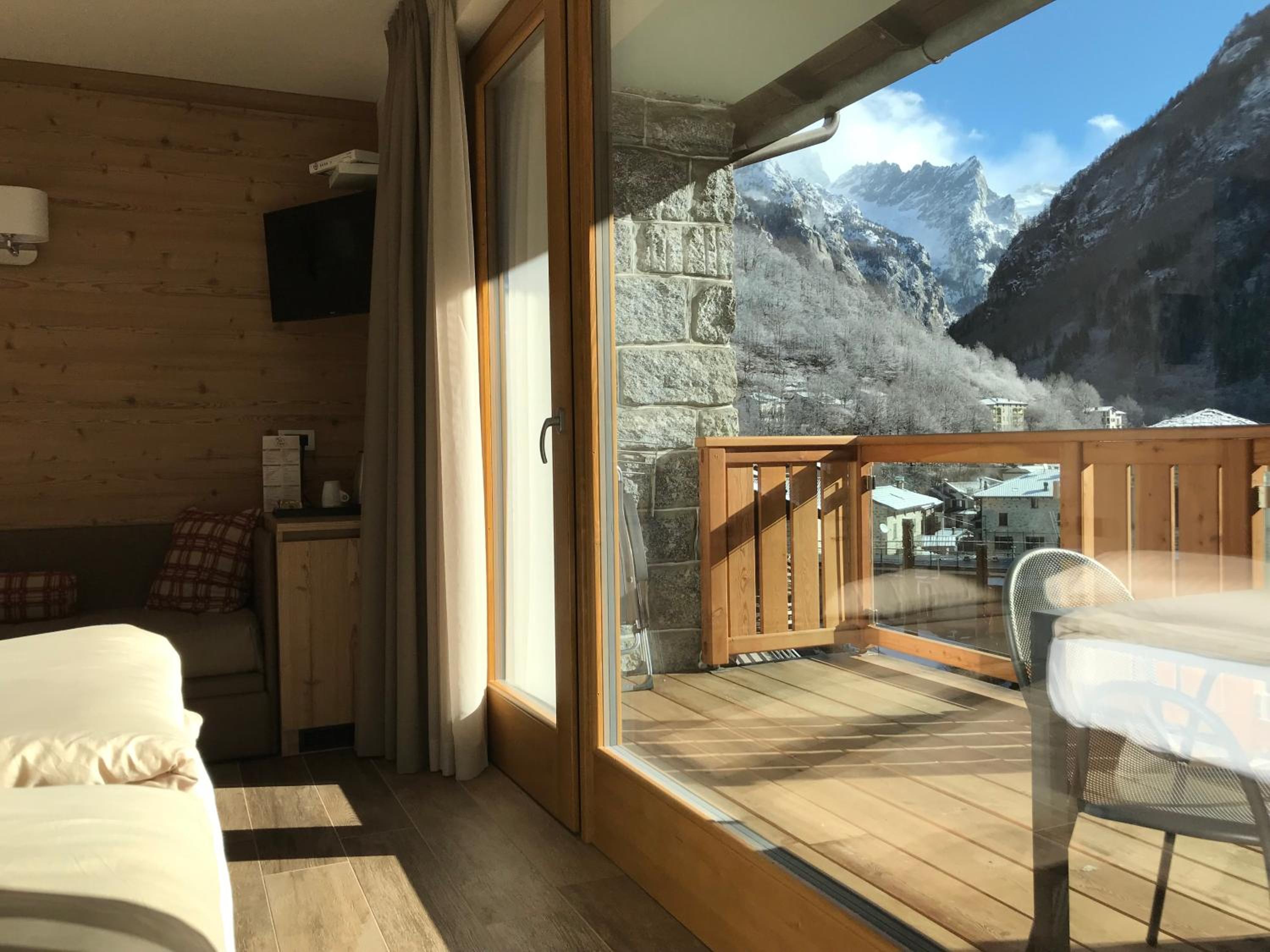 Deluxe Double Room with Balcony - Photo 7