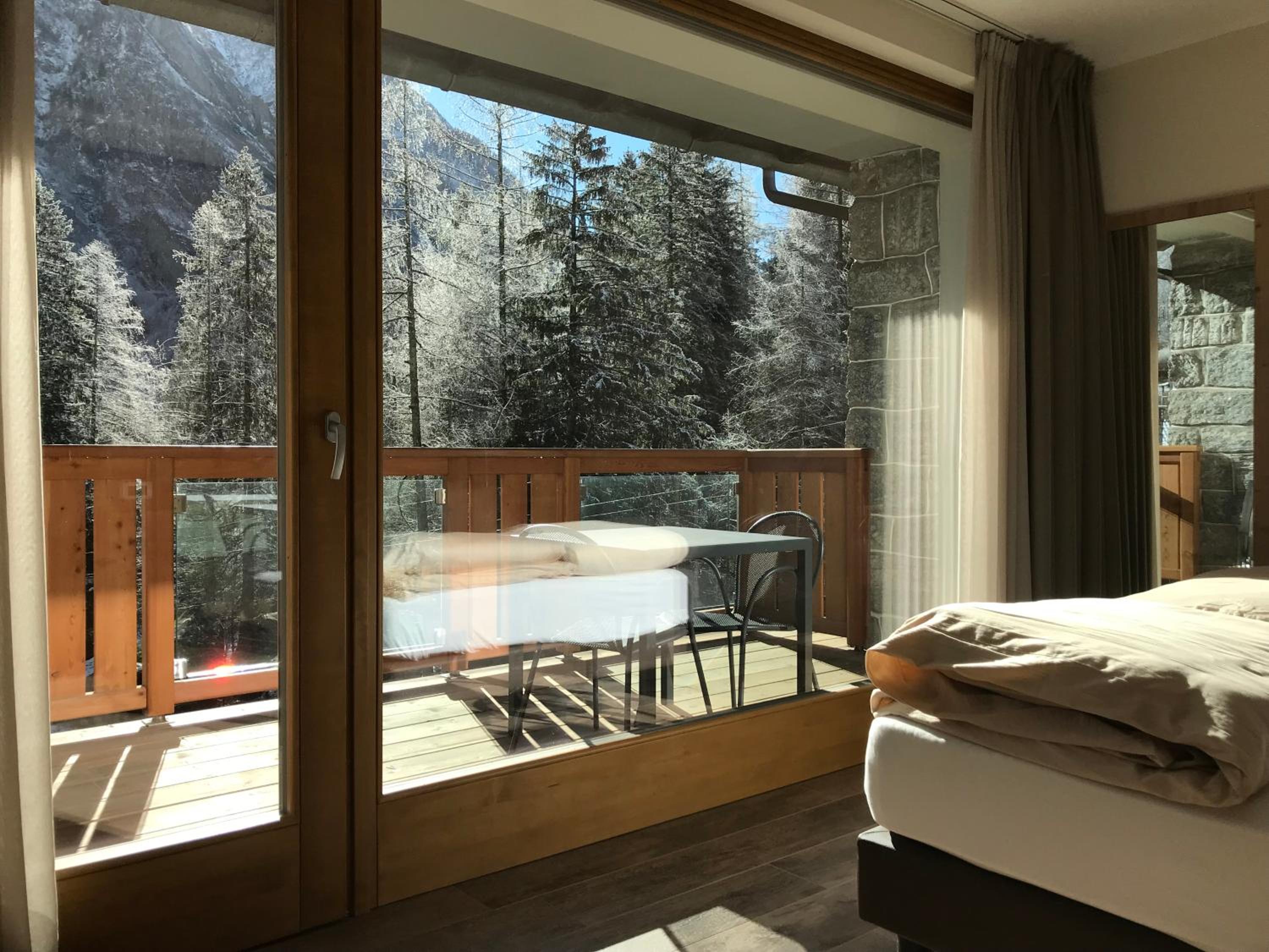 Deluxe Double Room with Balcony - Photo 9