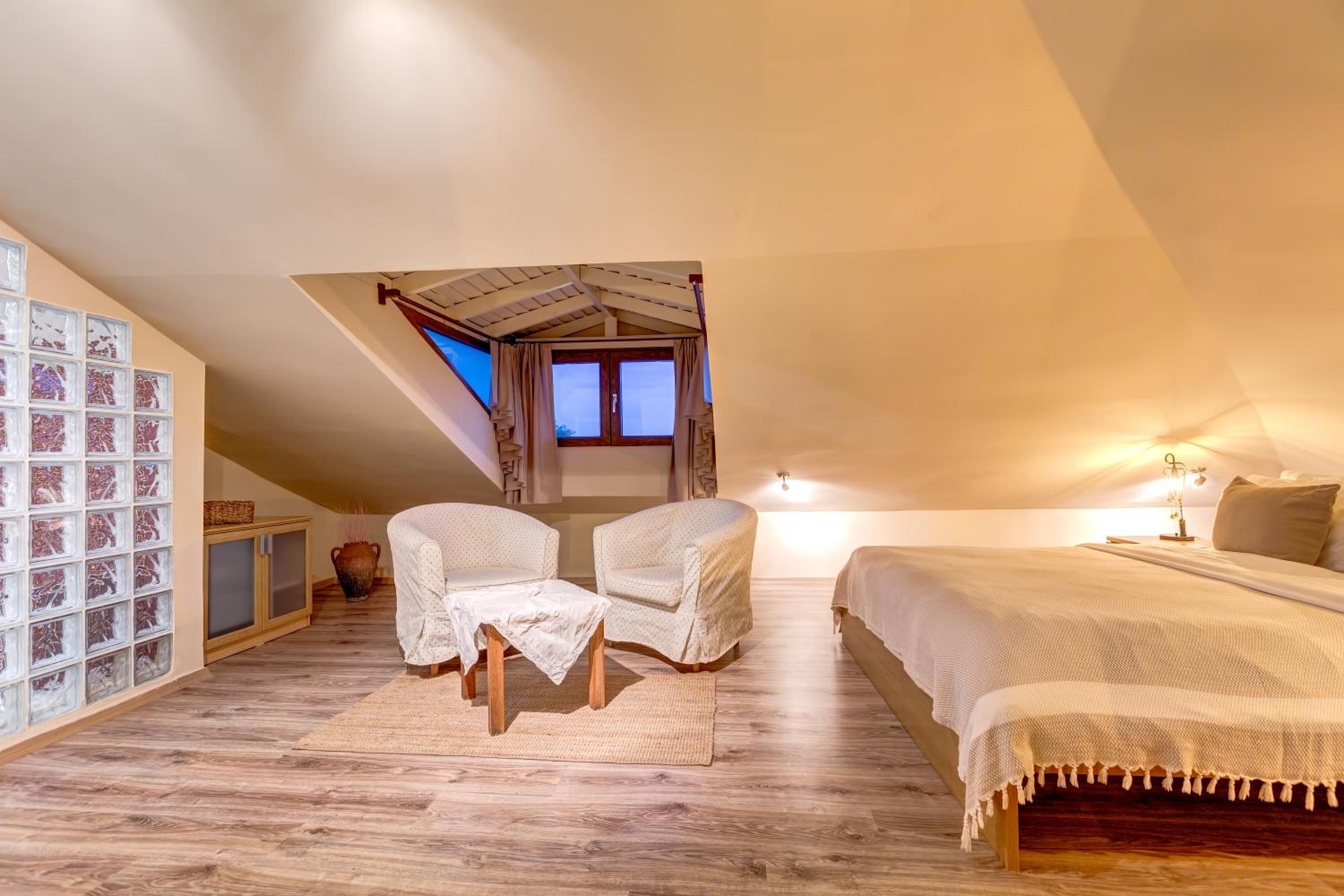 Double Room - Attic photo 2