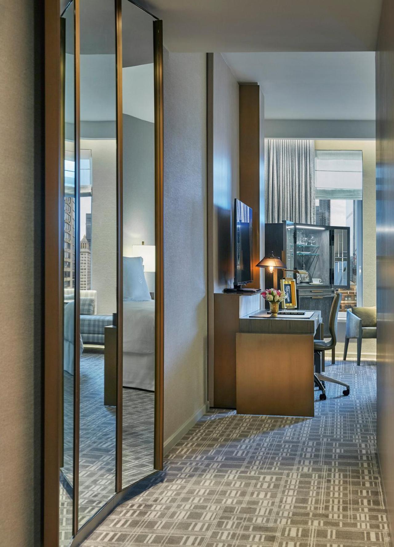 Manhattan Room with king bed thumbnail 6