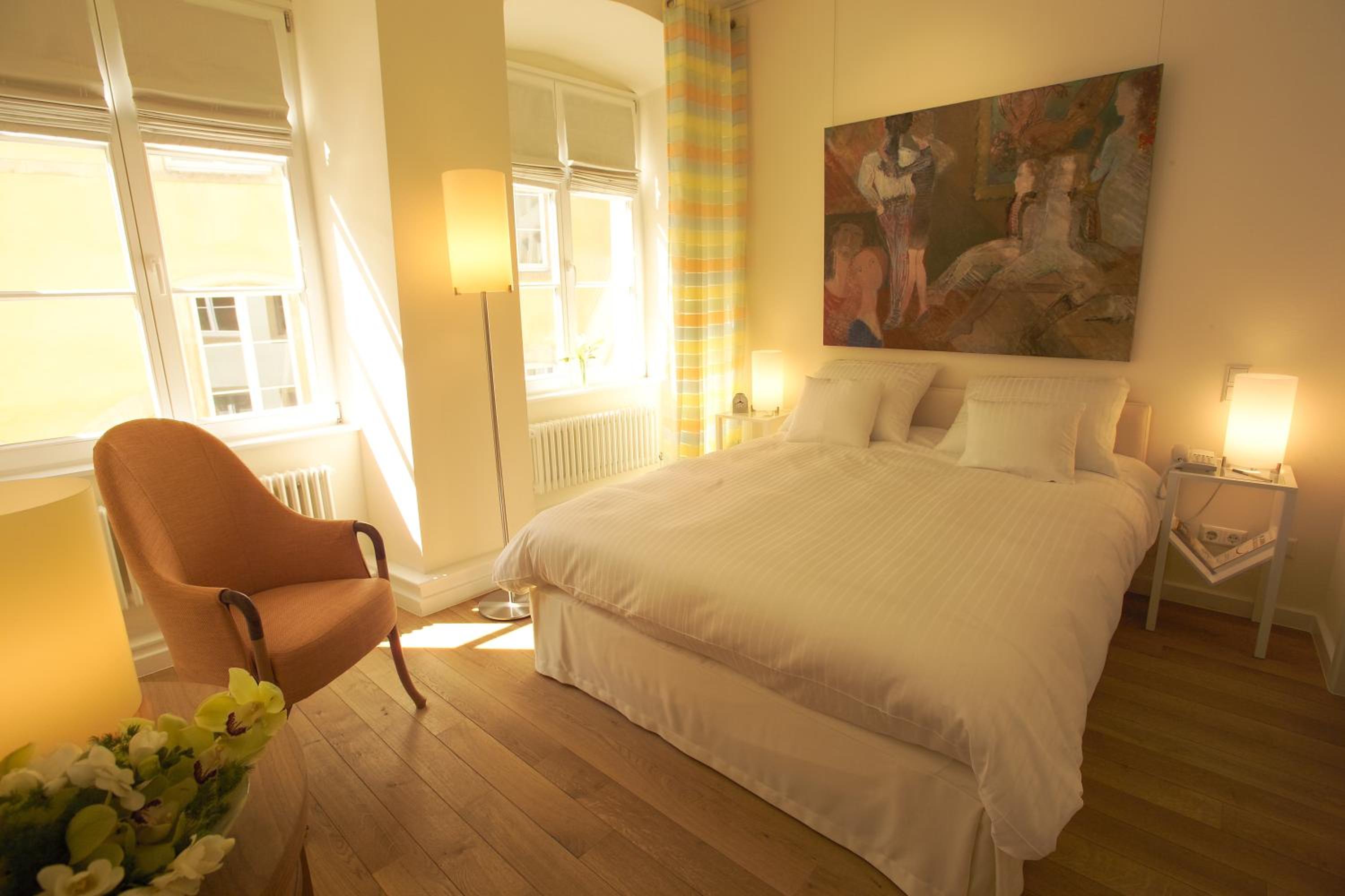 Suite - Photo 1