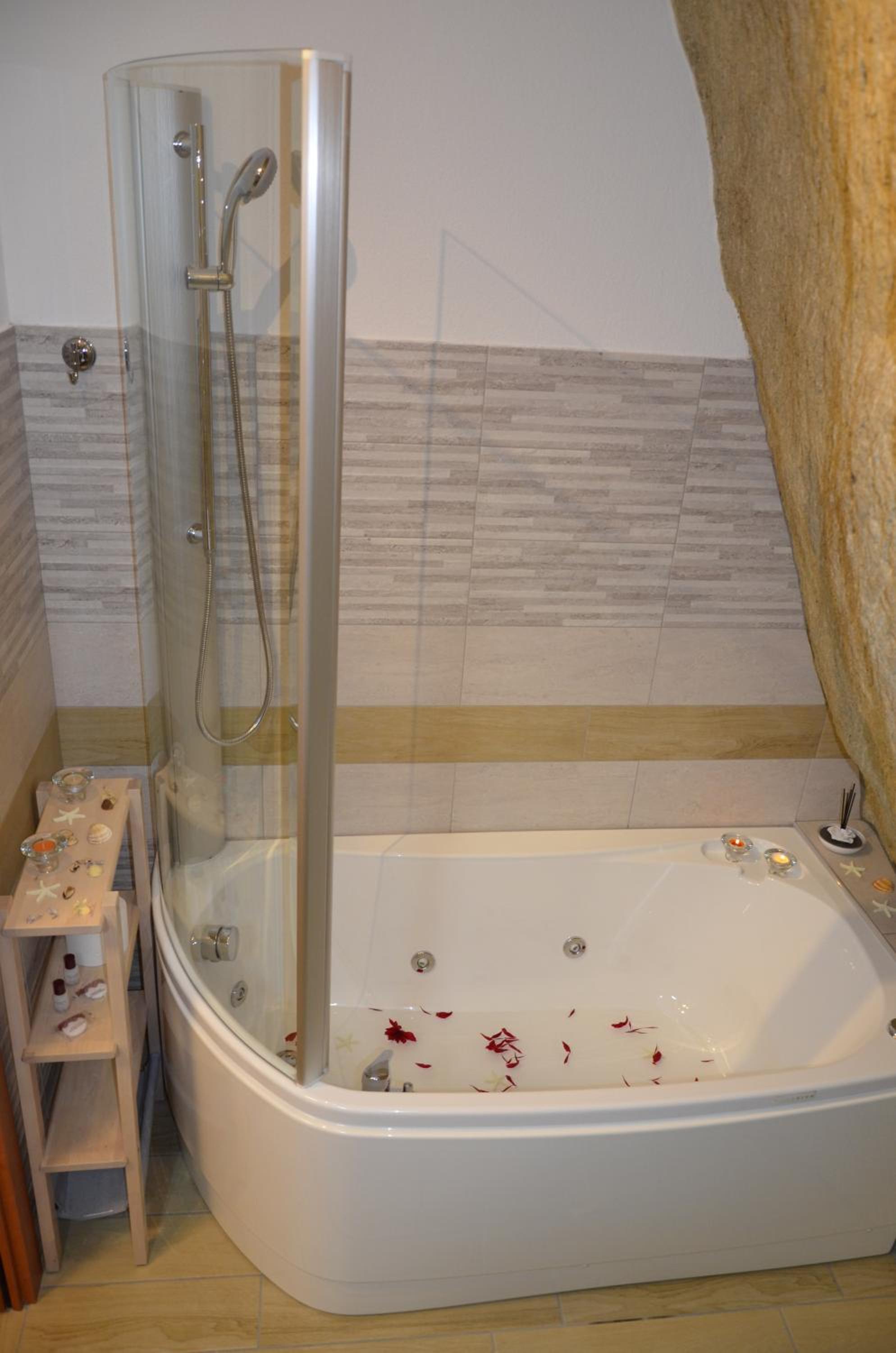 Double Room with Spa Bath photo 2