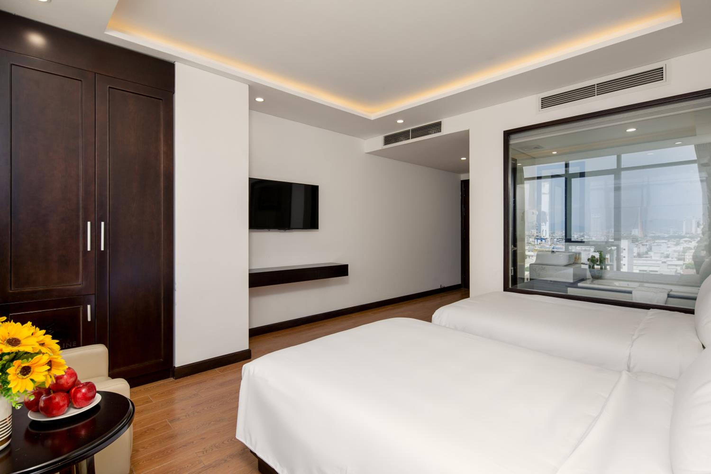 Deluxe Twin Room with Bathtub and City View - Photo 8