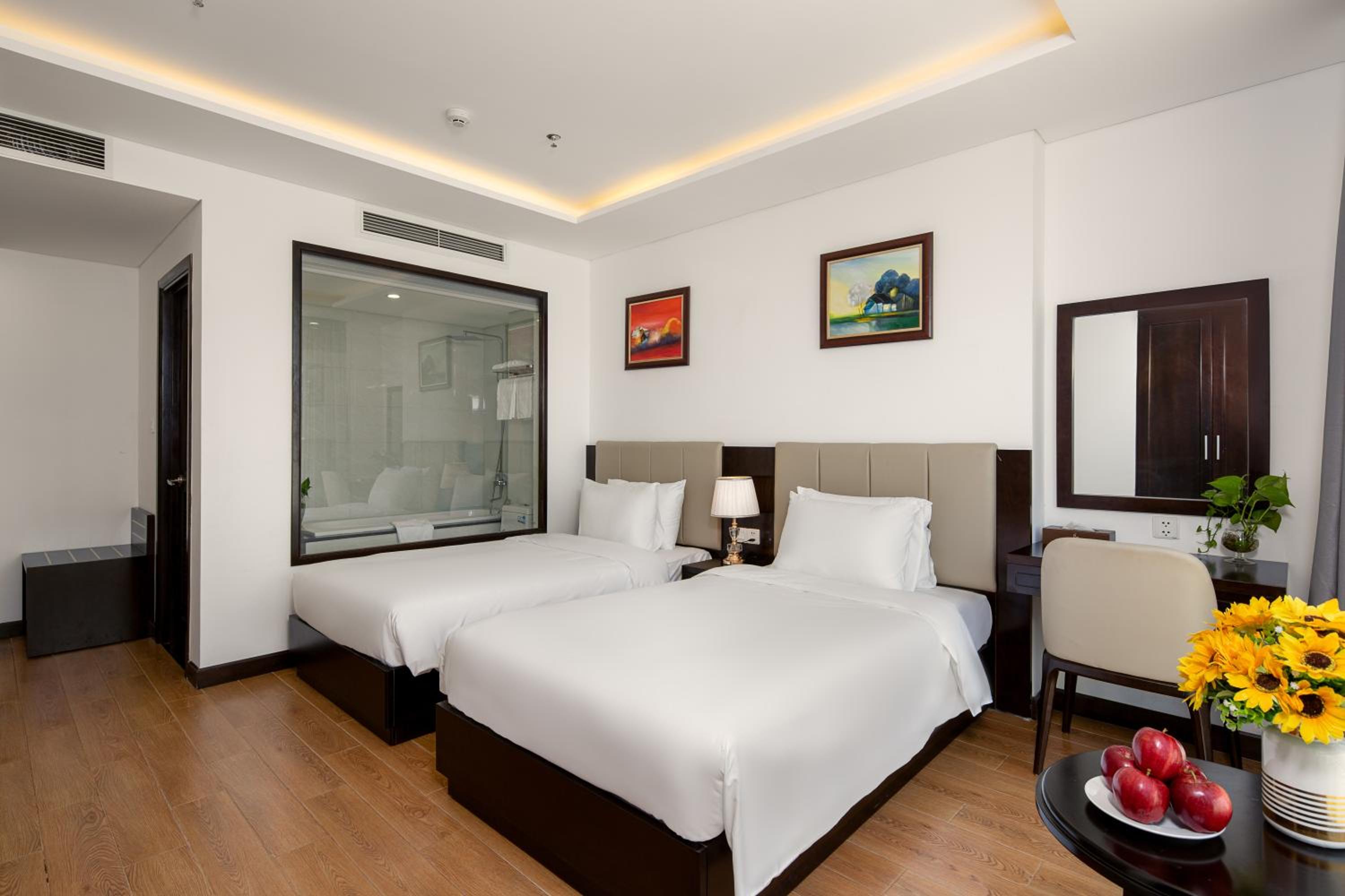 Deluxe Twin Room with Bathtub and City View - Photo 10