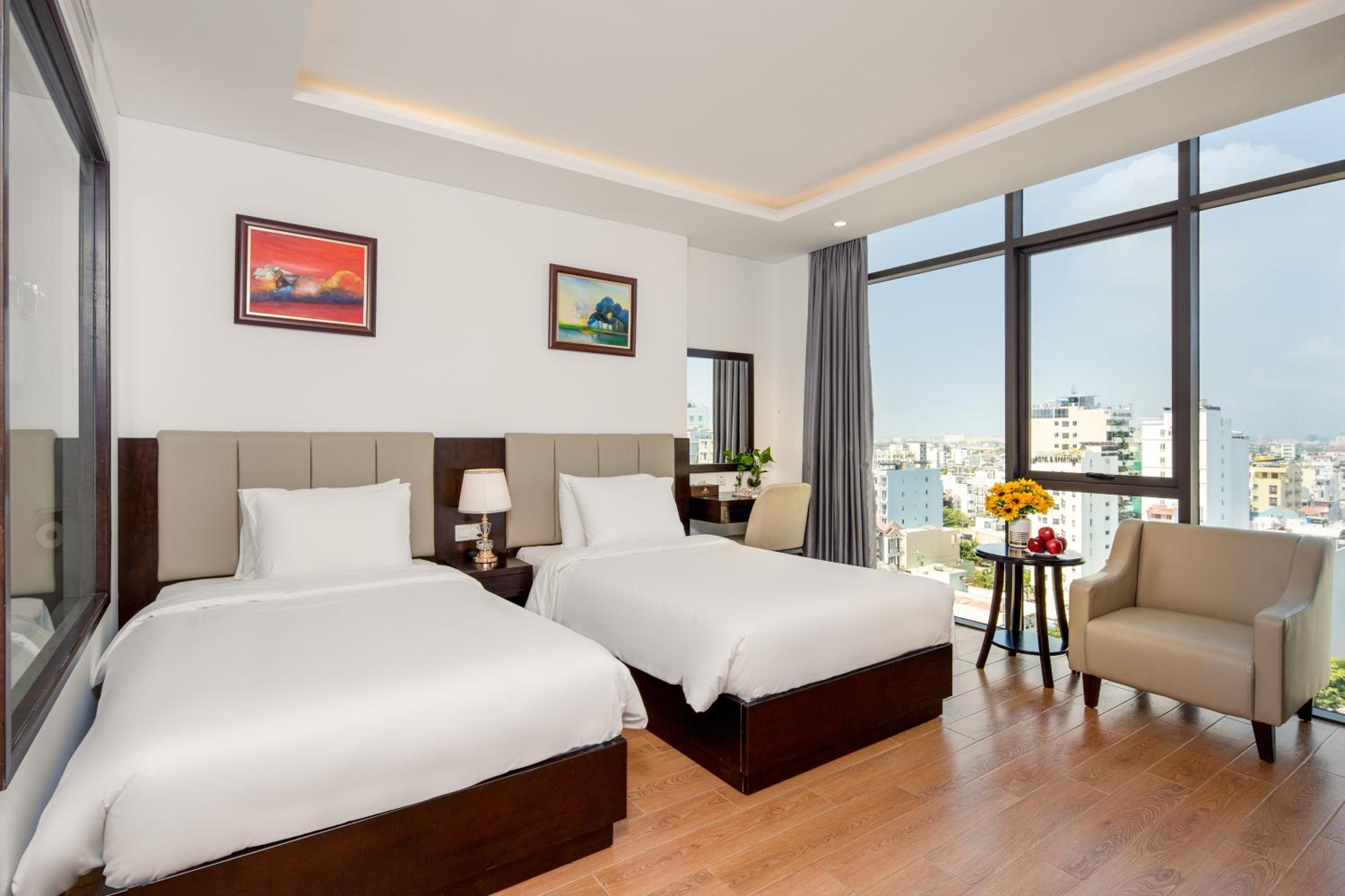 Deluxe Twin Room with Bathtub and City View - Photo 1