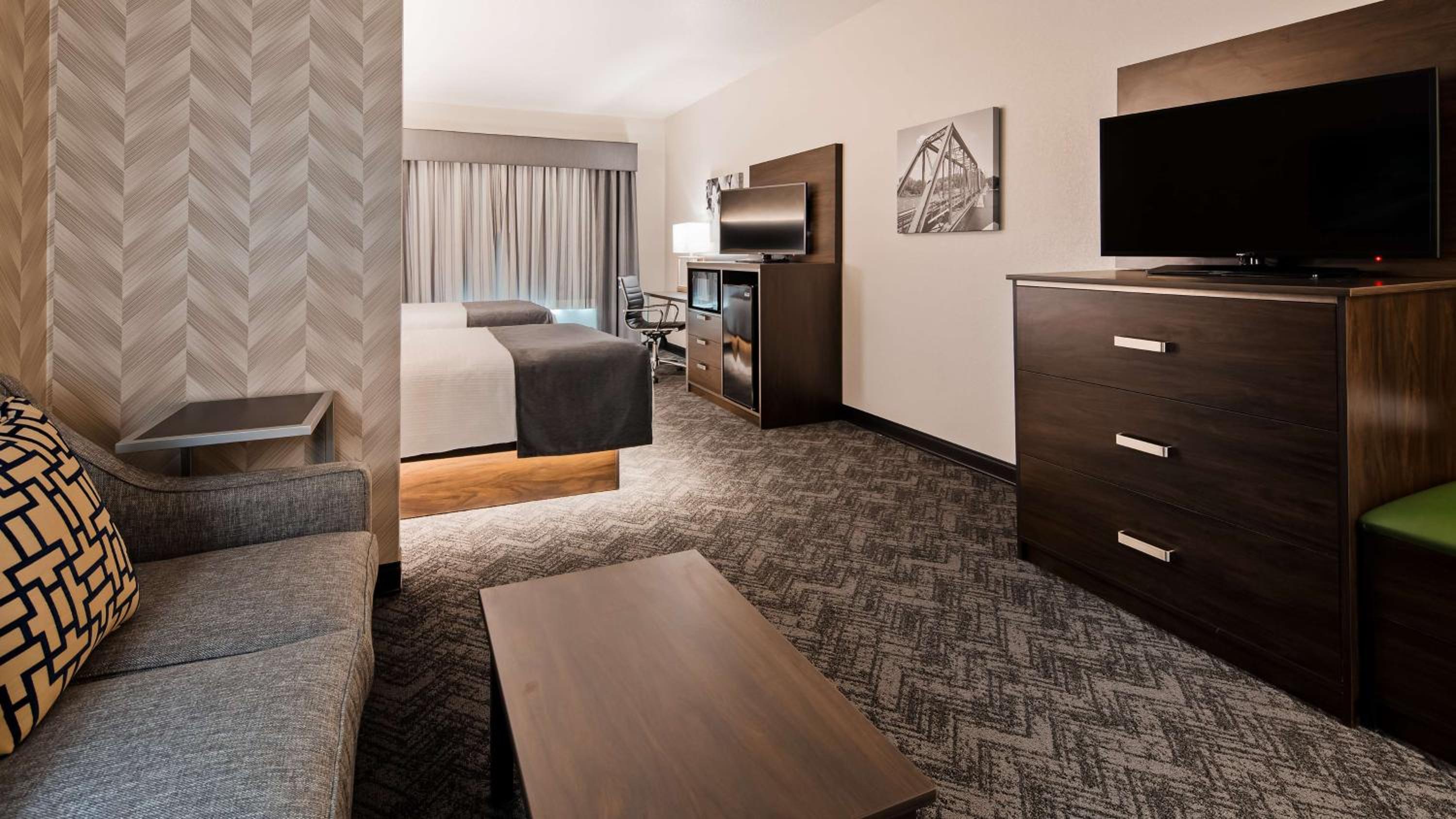Queen Suite with Two Queen Beds with Sofa Bed - Photo 4