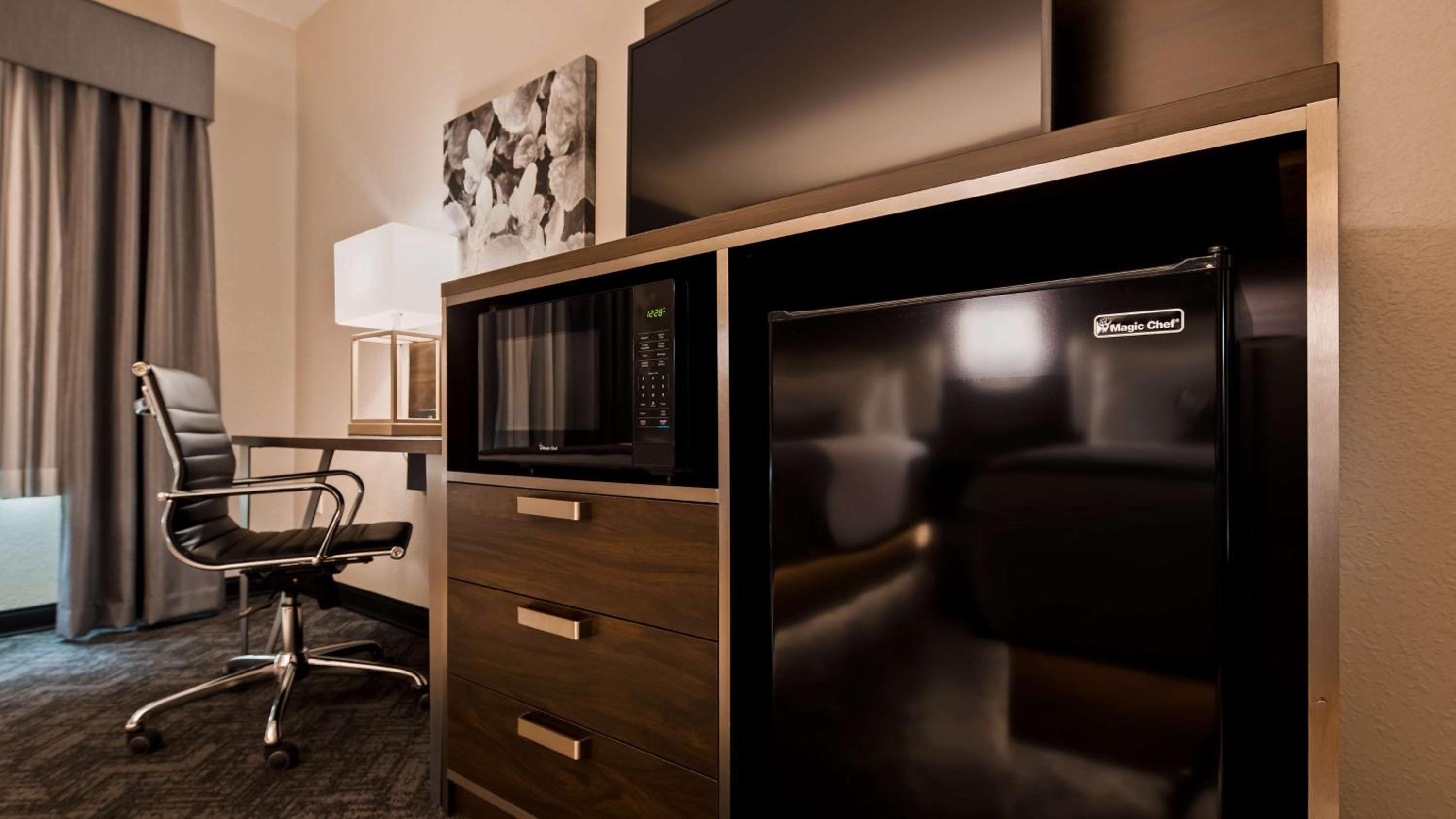 Queen Suite with Two Queen Beds with Sofa Bed - Photo 2