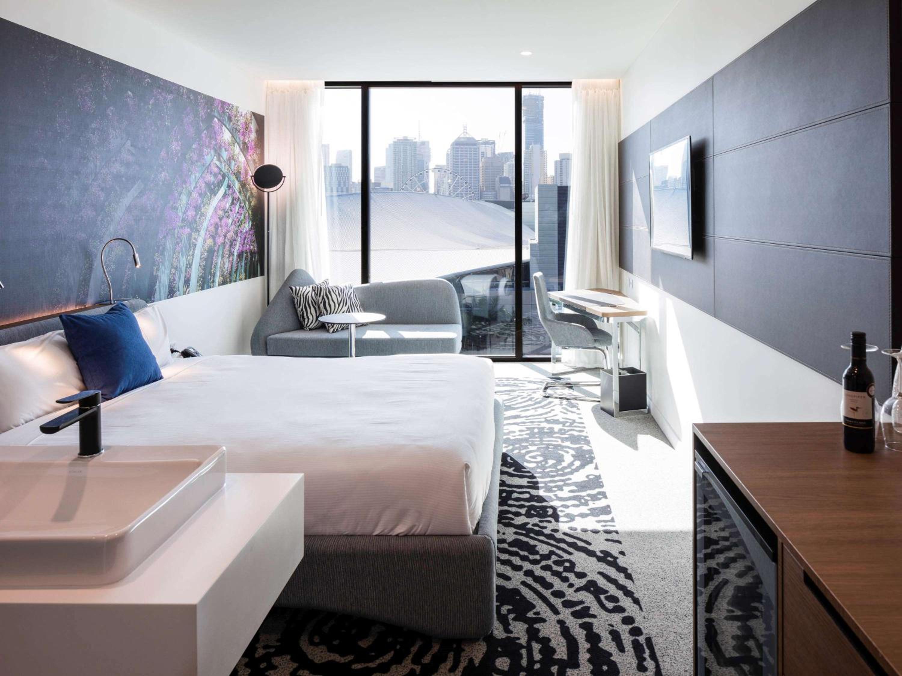 Premier King 'N' Room with City View thumbnail 6
