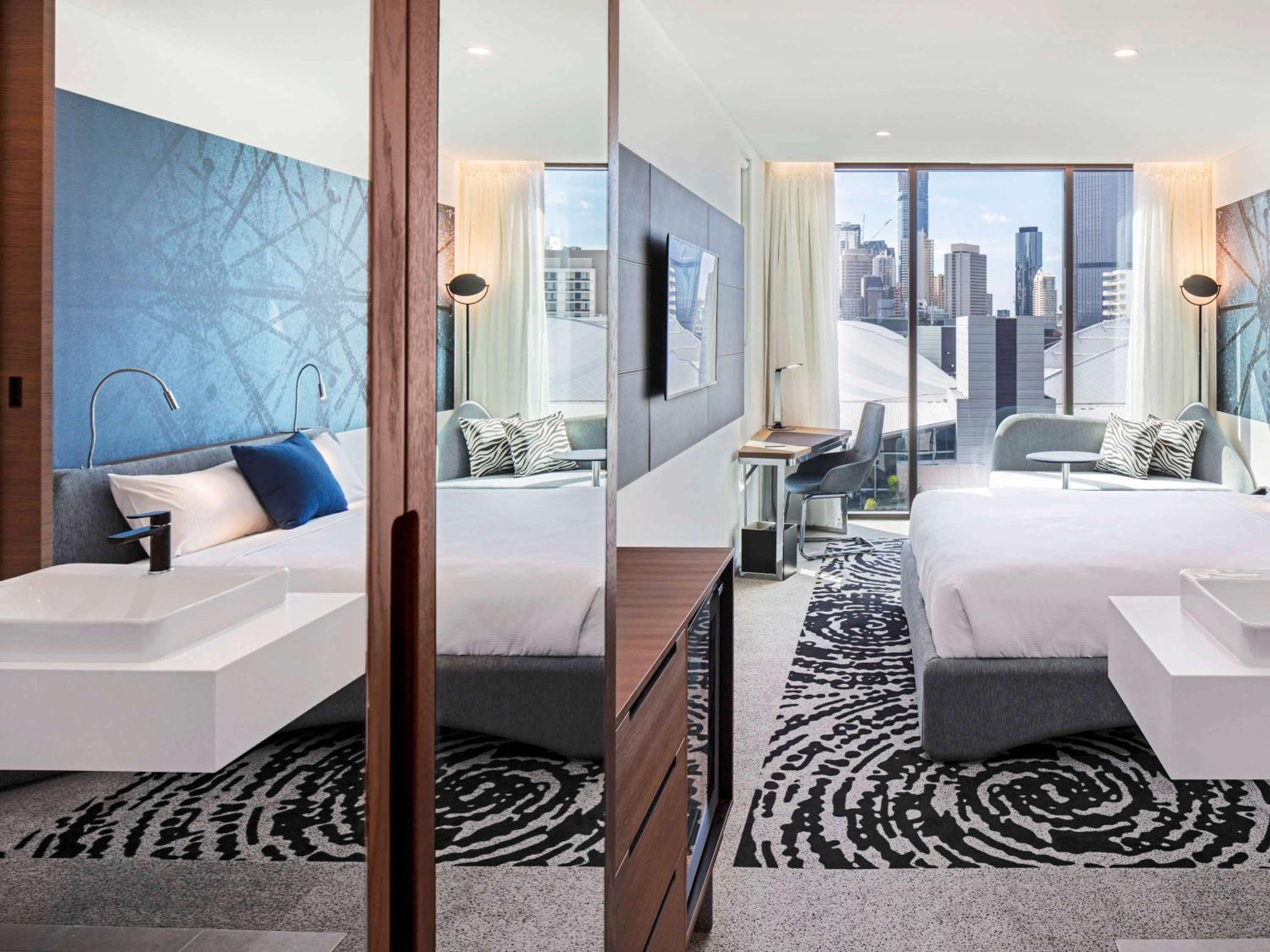 Premier King 'N' Room with City View thumbnail 5