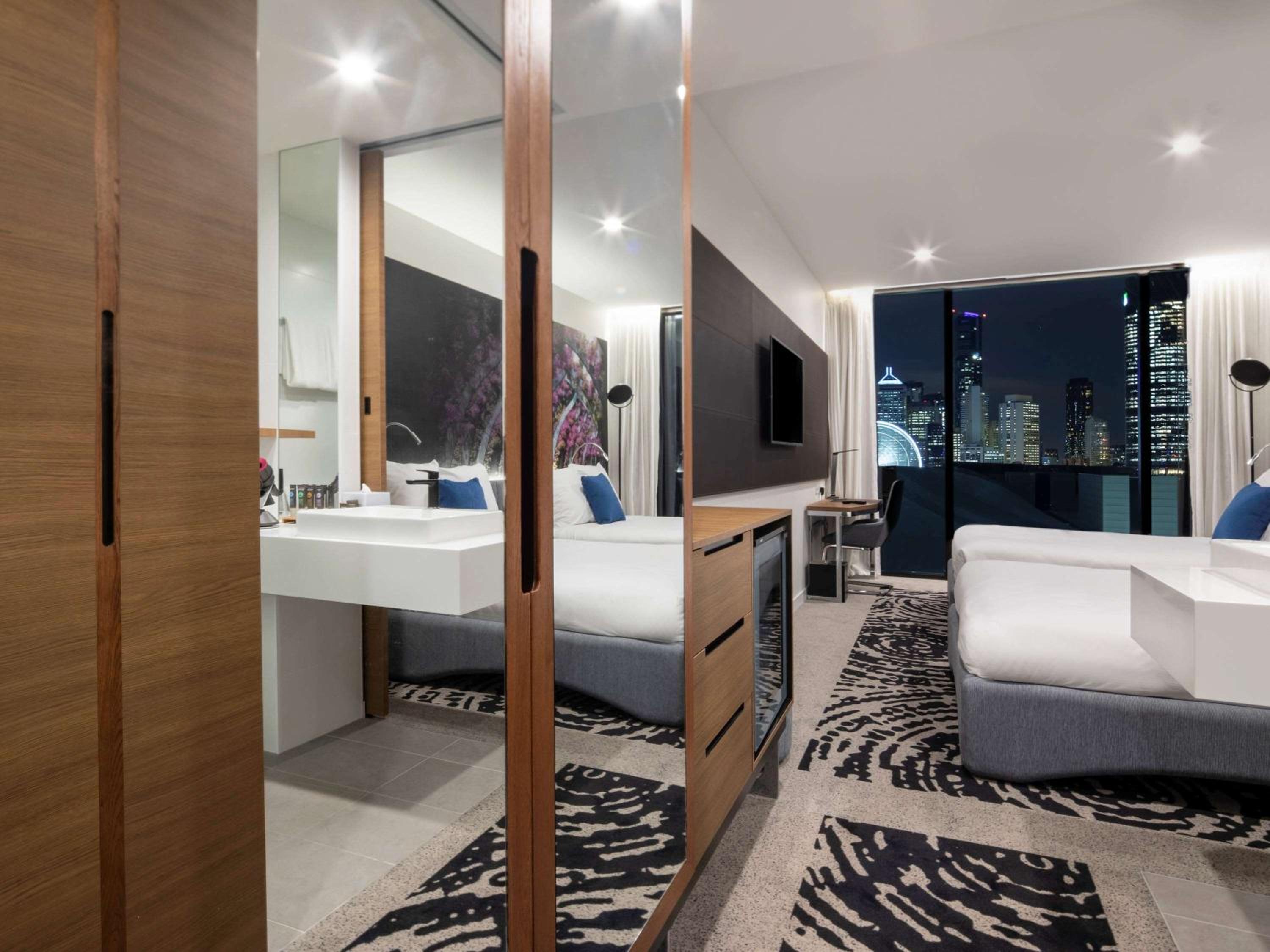 Premier 'N' Room with Two Double Beds and City View thumbnail 6