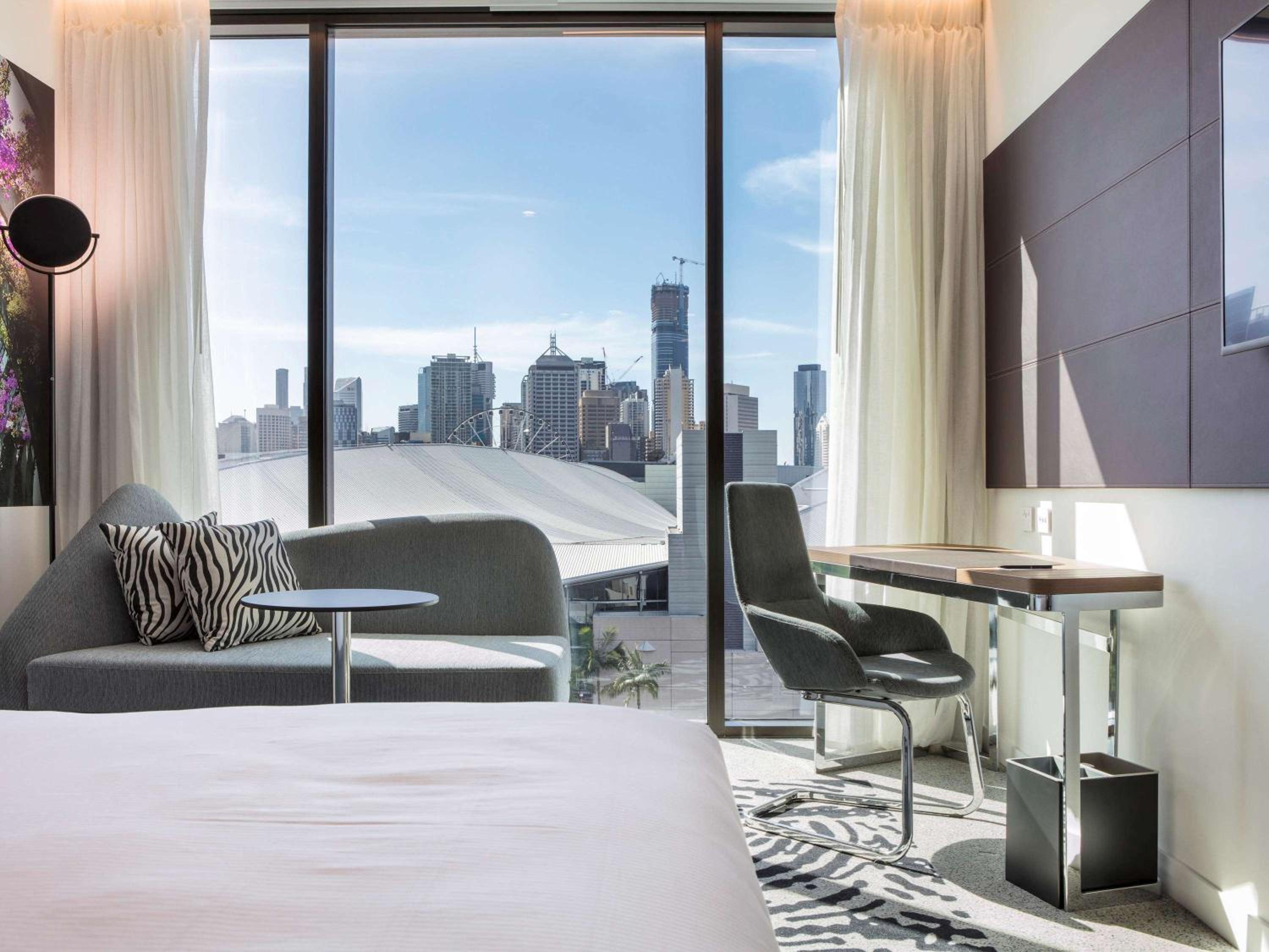 Premier King 'N' Room with City View