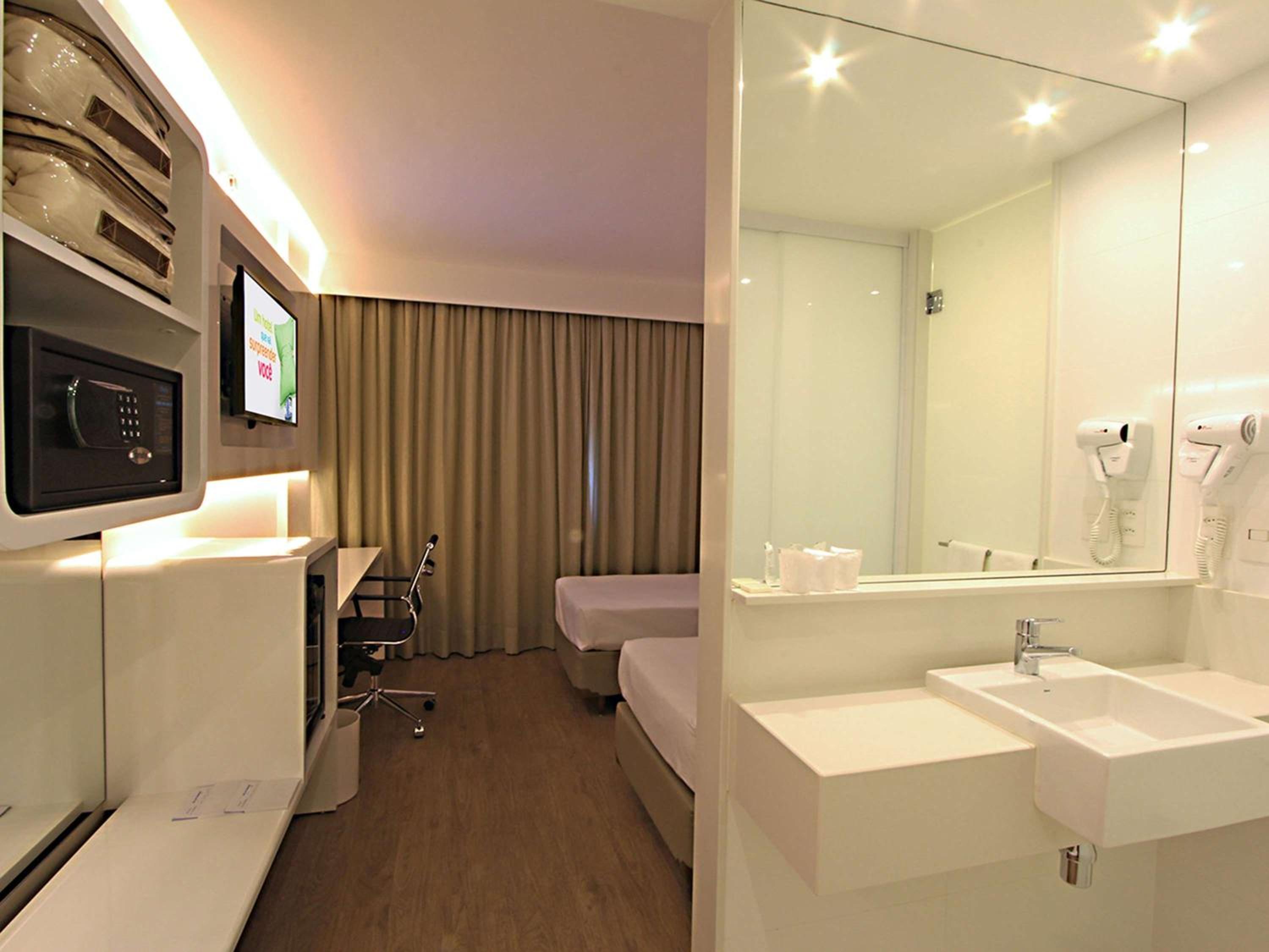 Suite with One Double Bed and Sofa Bed - Connecting Room photo 3