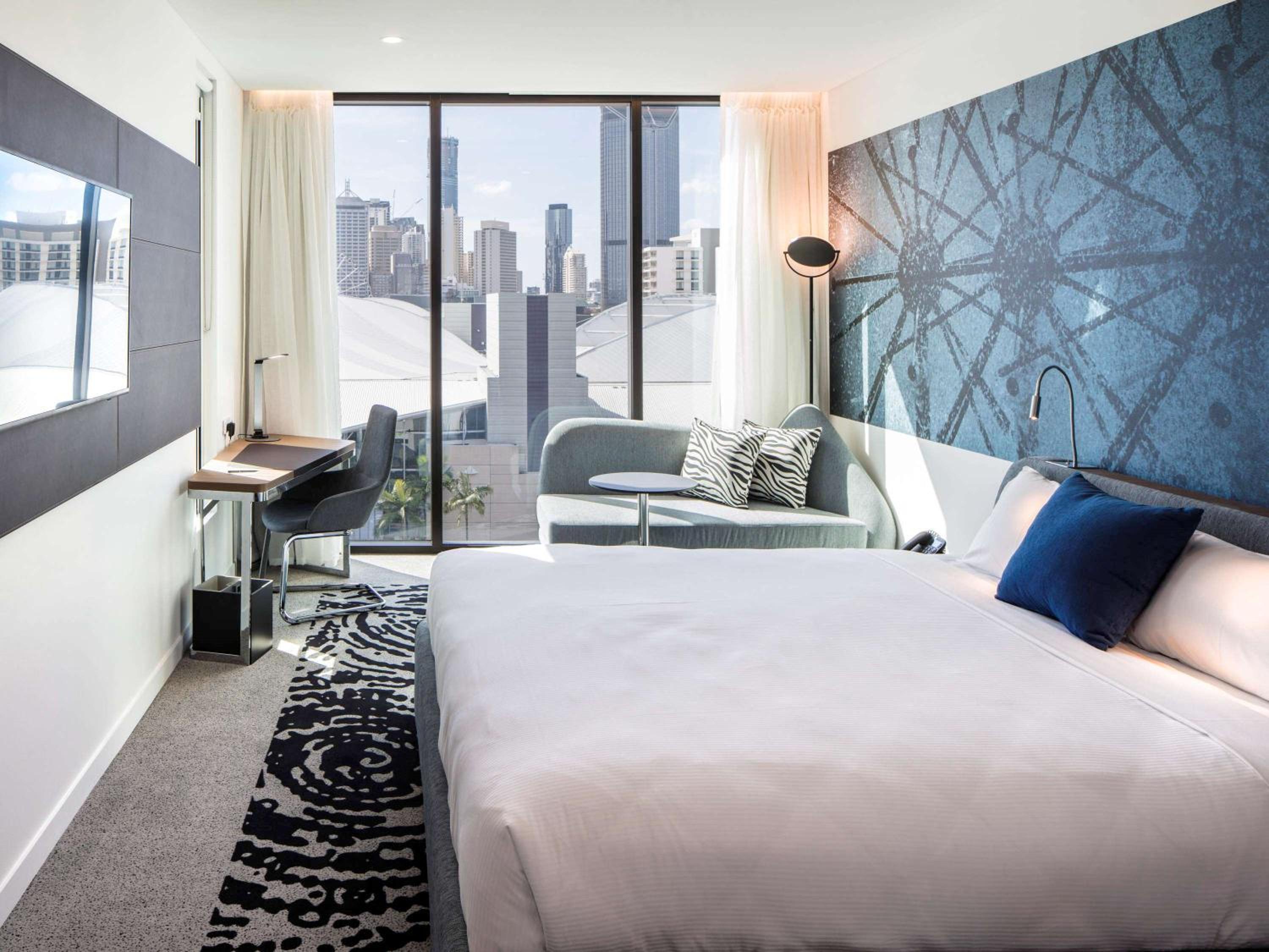 Premier King 'N' Room with City View