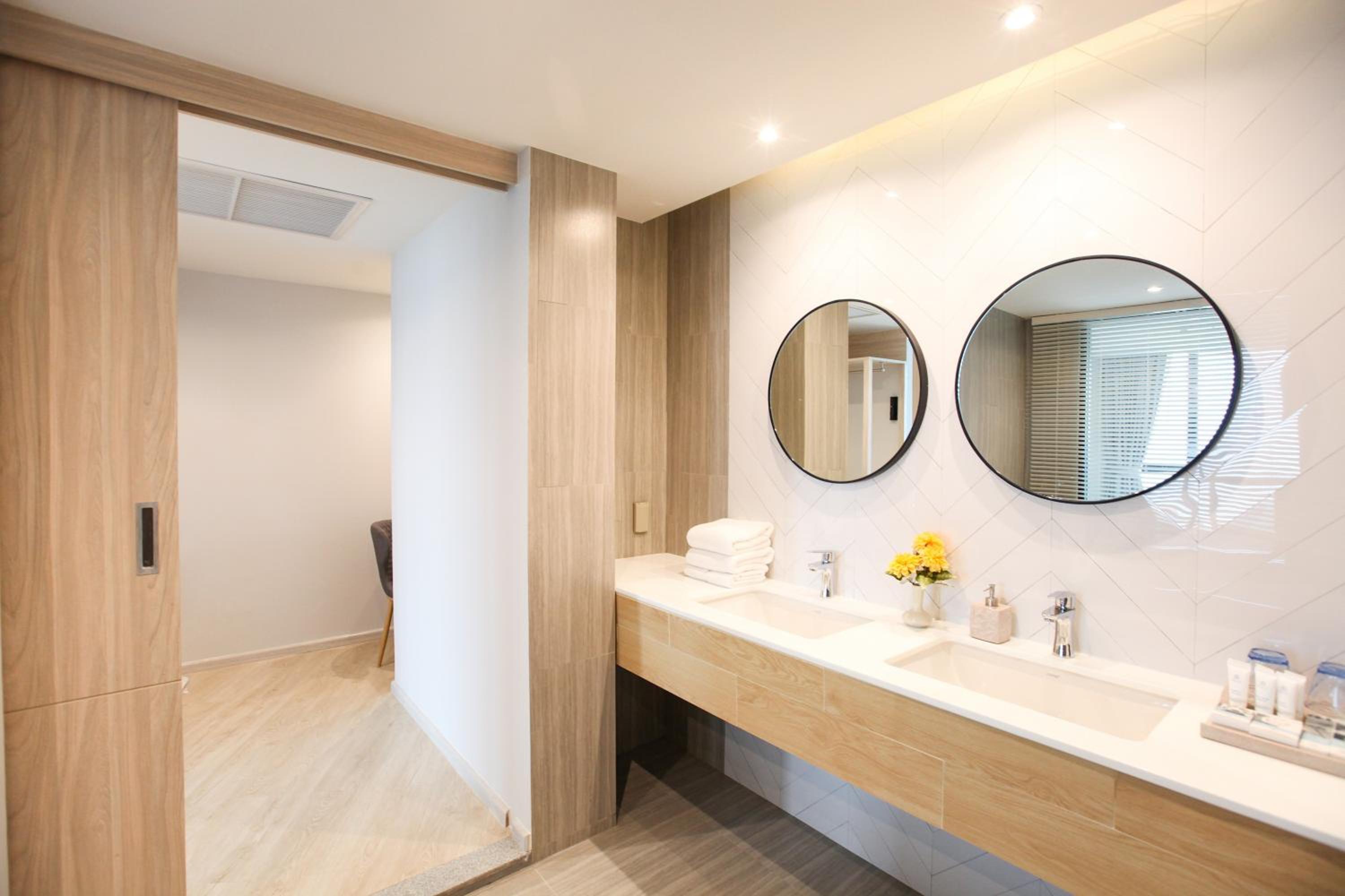 One-Bedroom Suite with Sea View - Photo 13