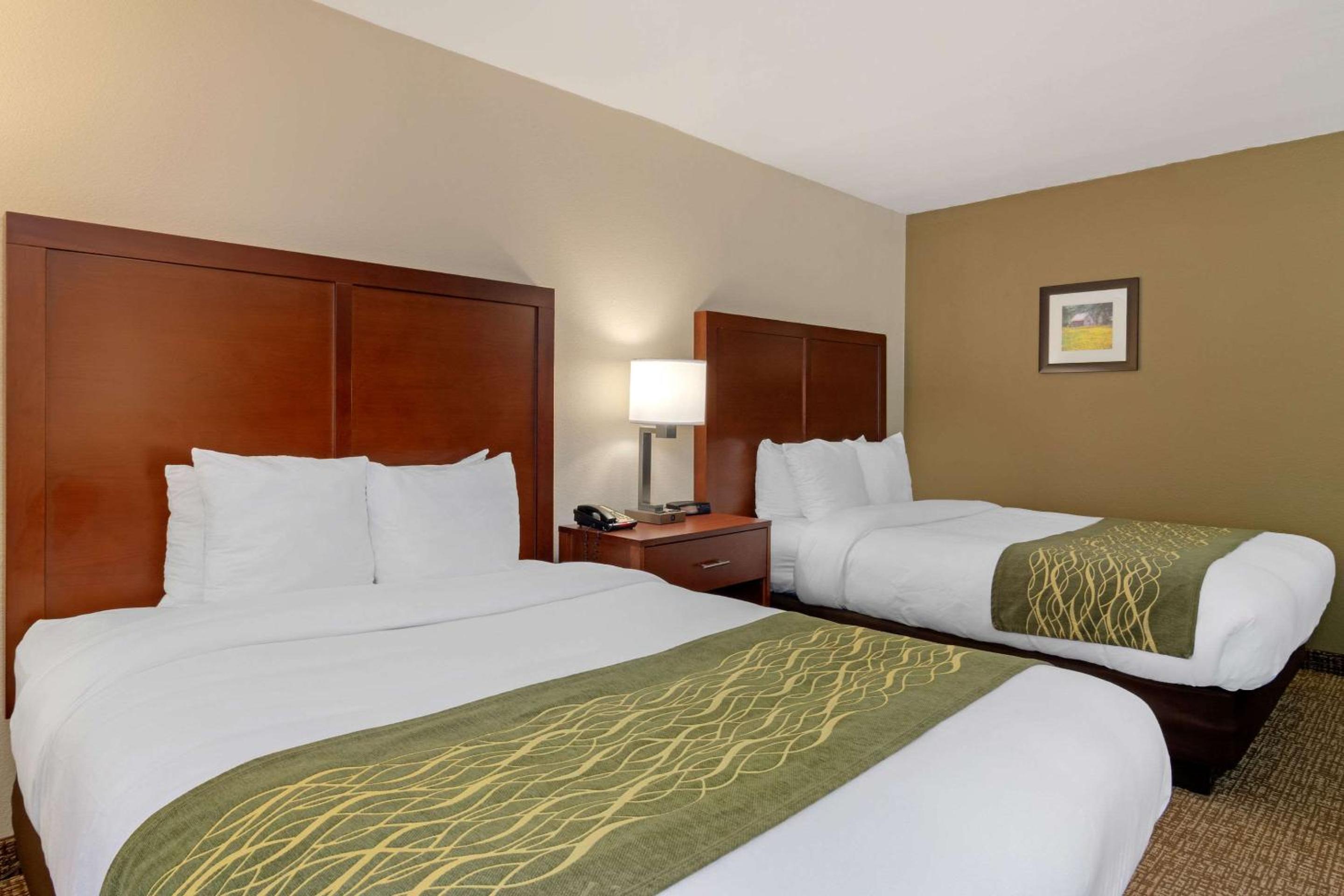 Queen Room with Two Queen Beds - Non-Smoking - Photo 1