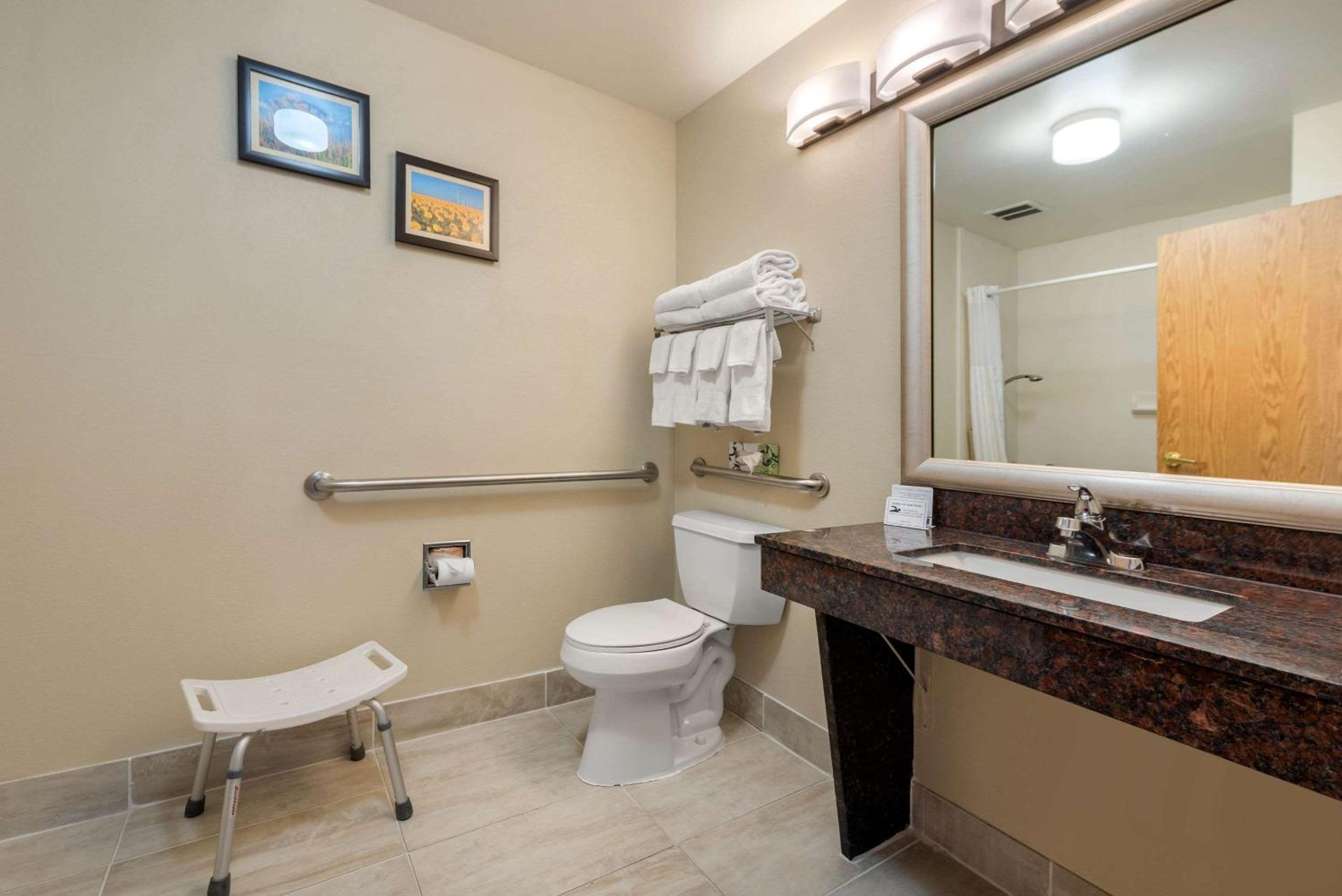 King Room with Accessible Tub - Accessible/Non-Smoking - Photo 1