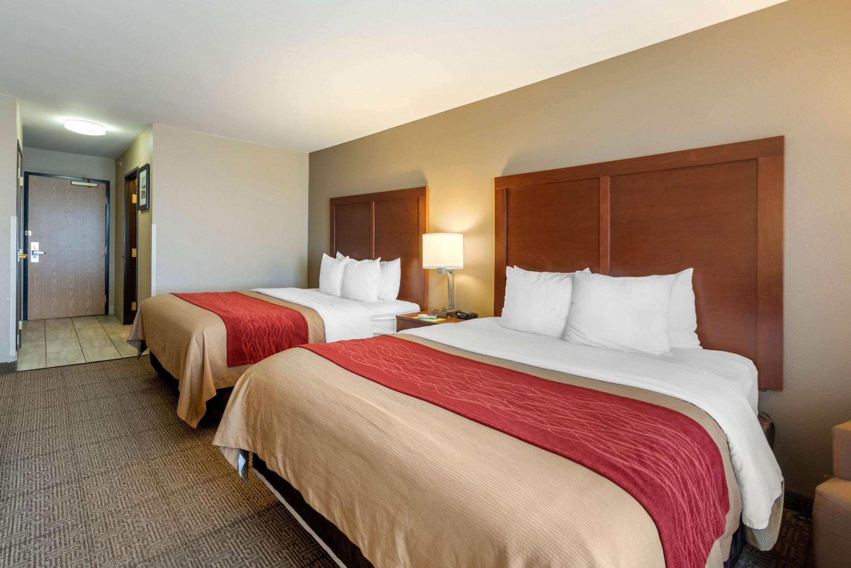 Queen Room with Two Queen Beds - Photo 3