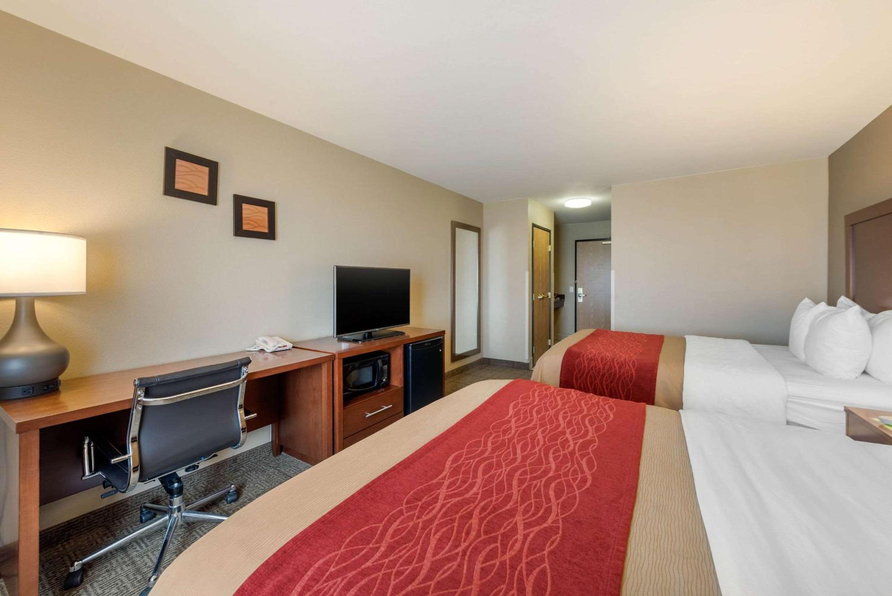 Queen Room with Two Queen Beds - Photo 2