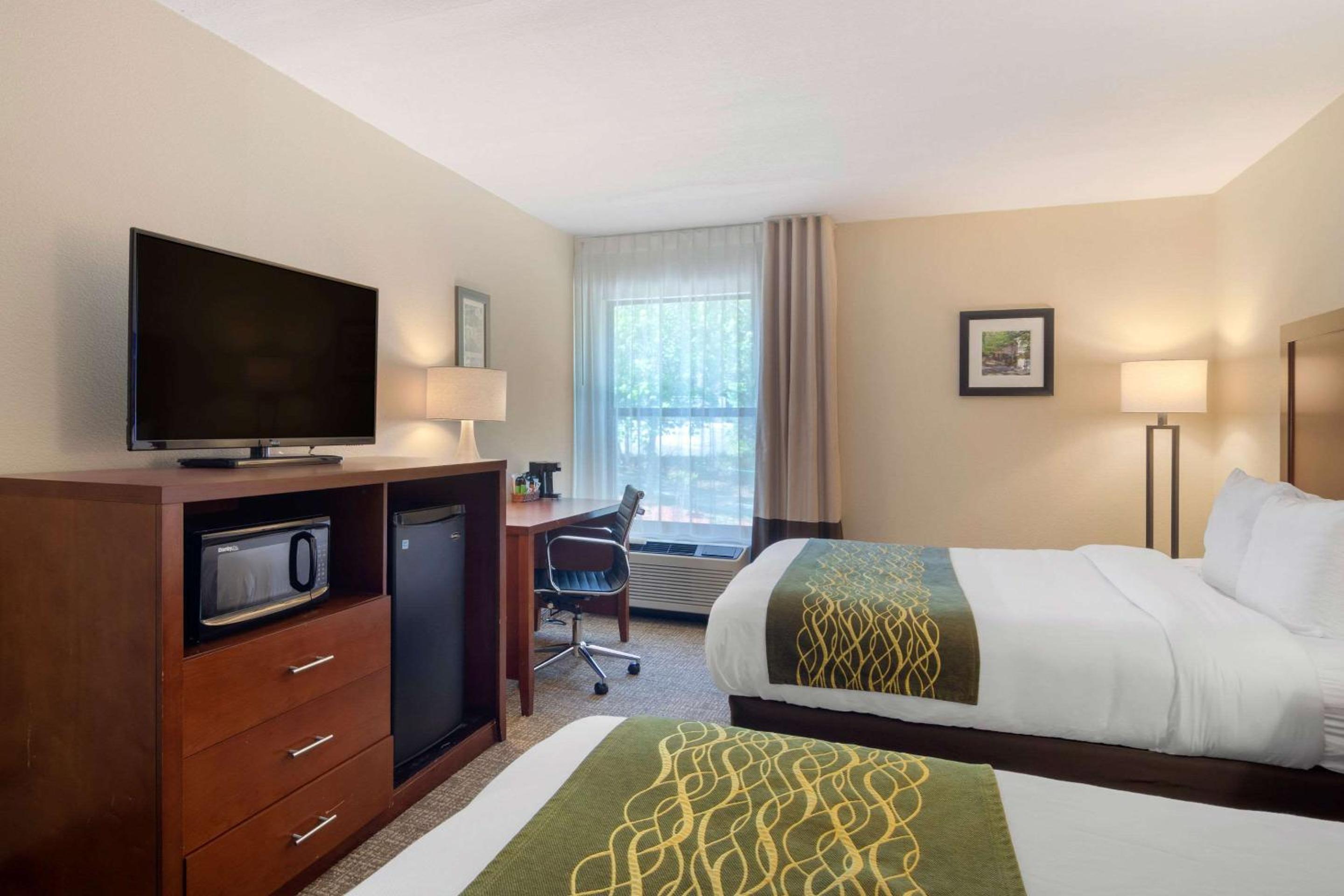 Queen Room with Two Queen Beds - Non-Smoking - Photo 4