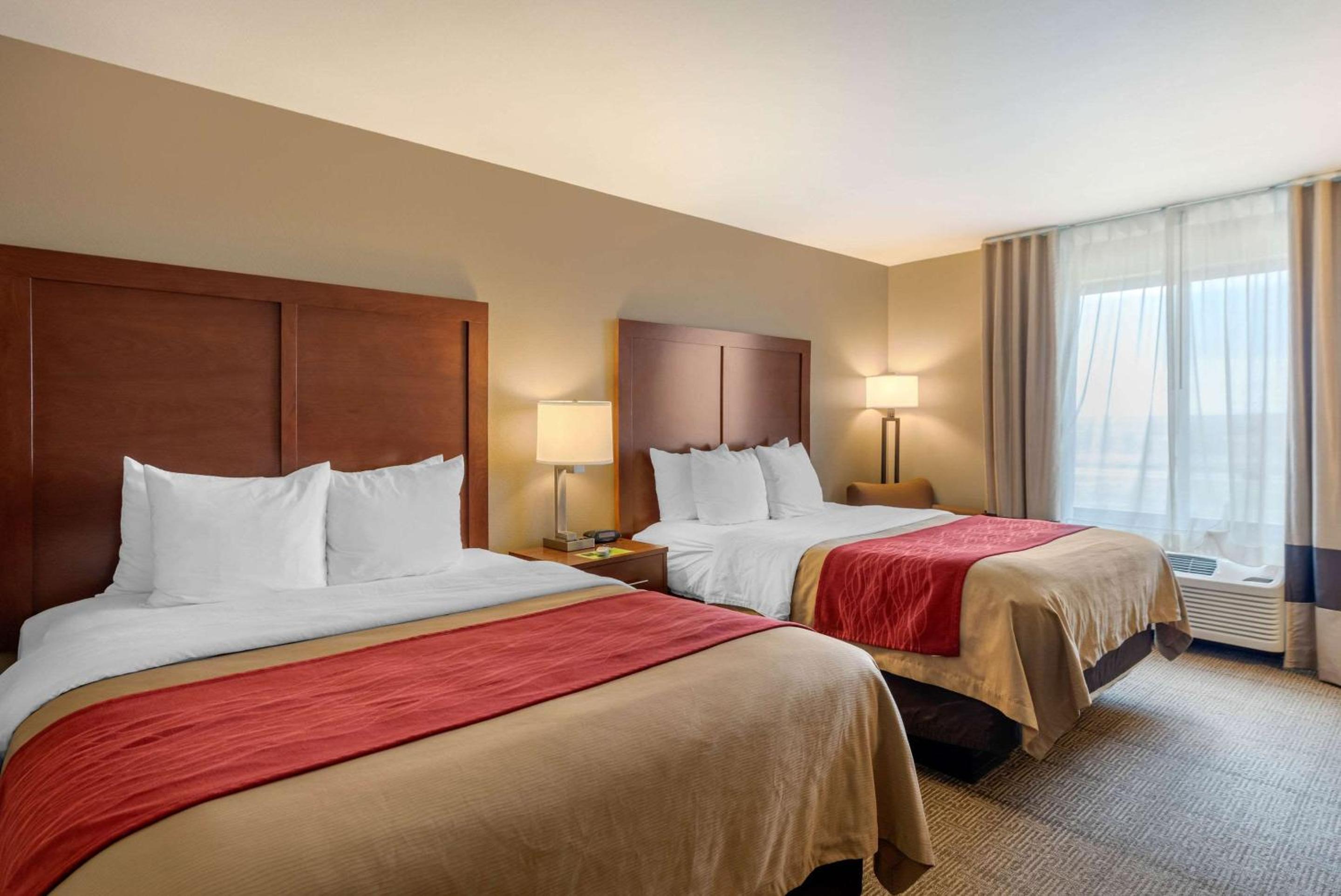 Queen Room with Two Queen Beds - Photo 5
