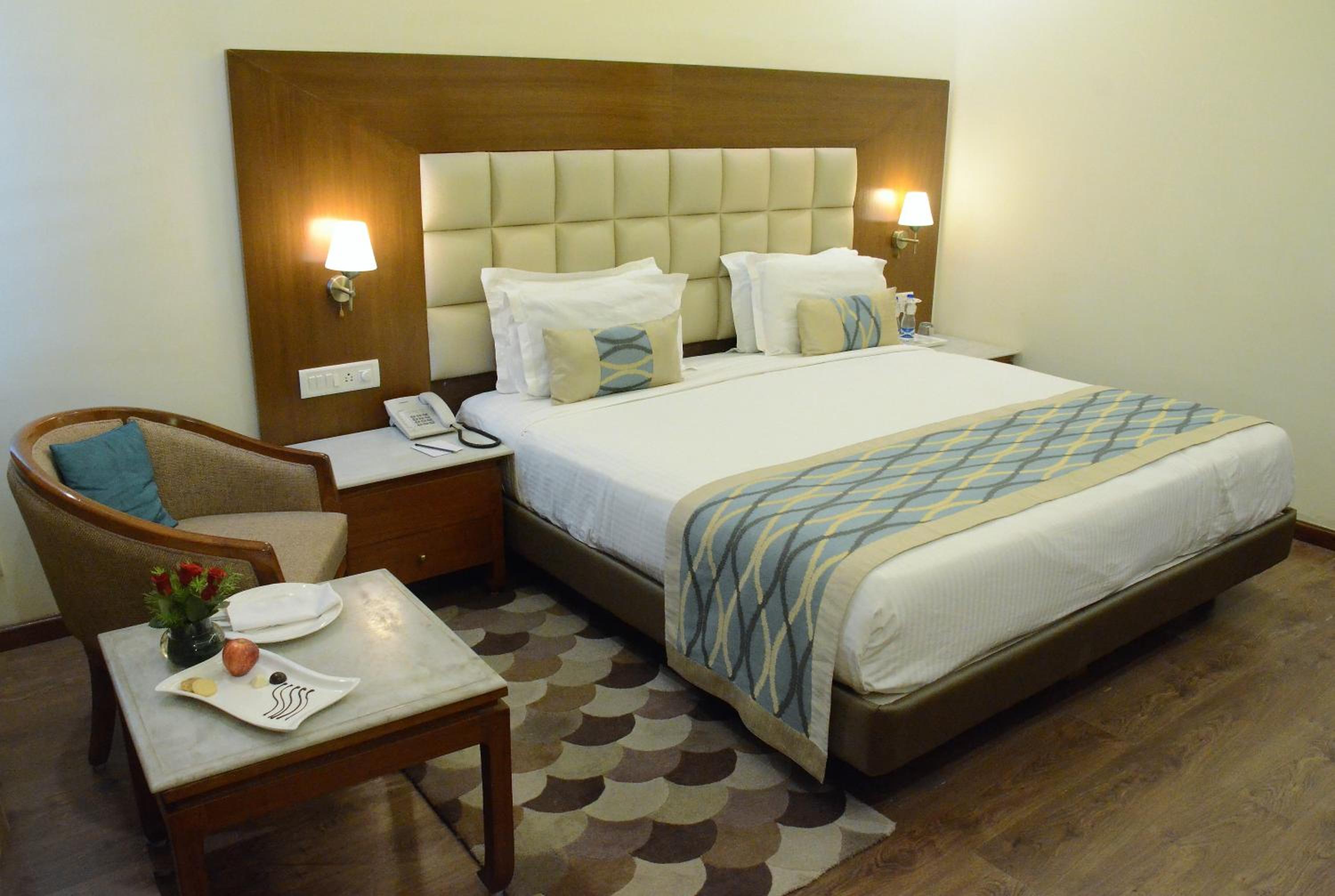 Superior Room king bed photo 3