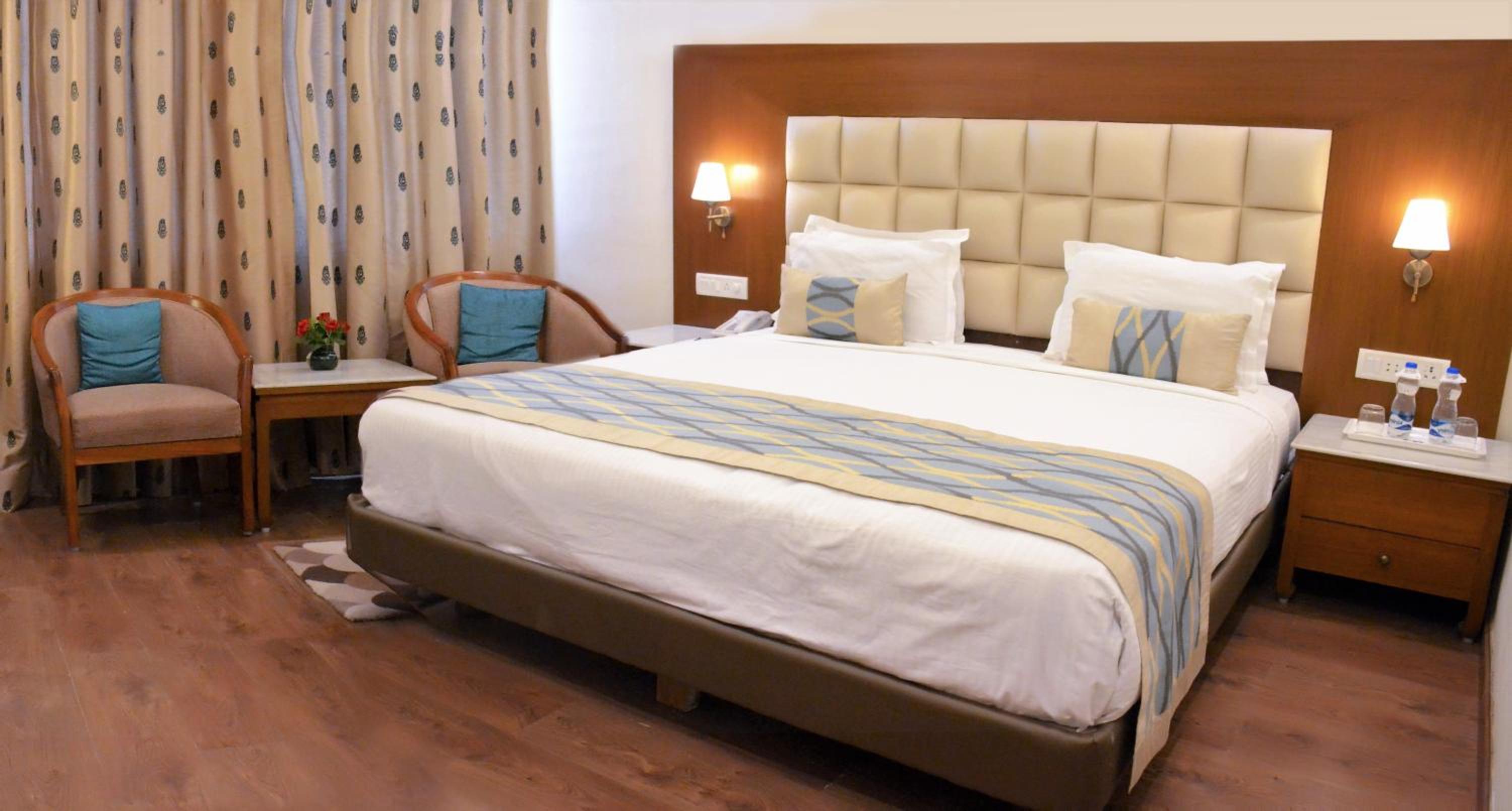 Superior Room king bed photo 2