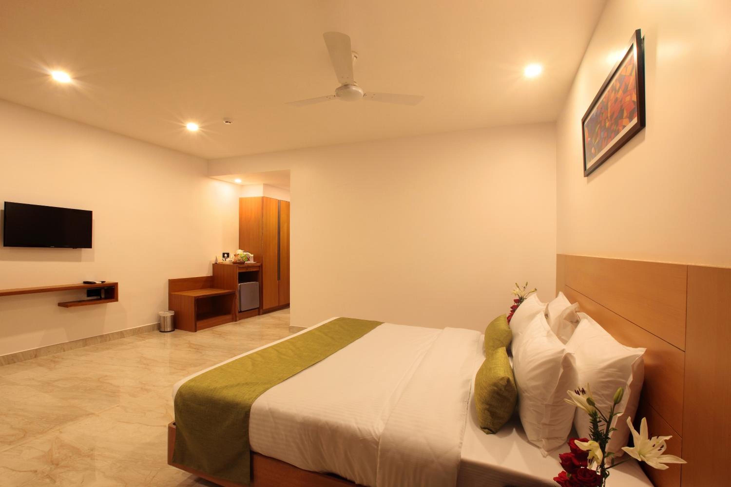 Deluxe King Room - Photo 14