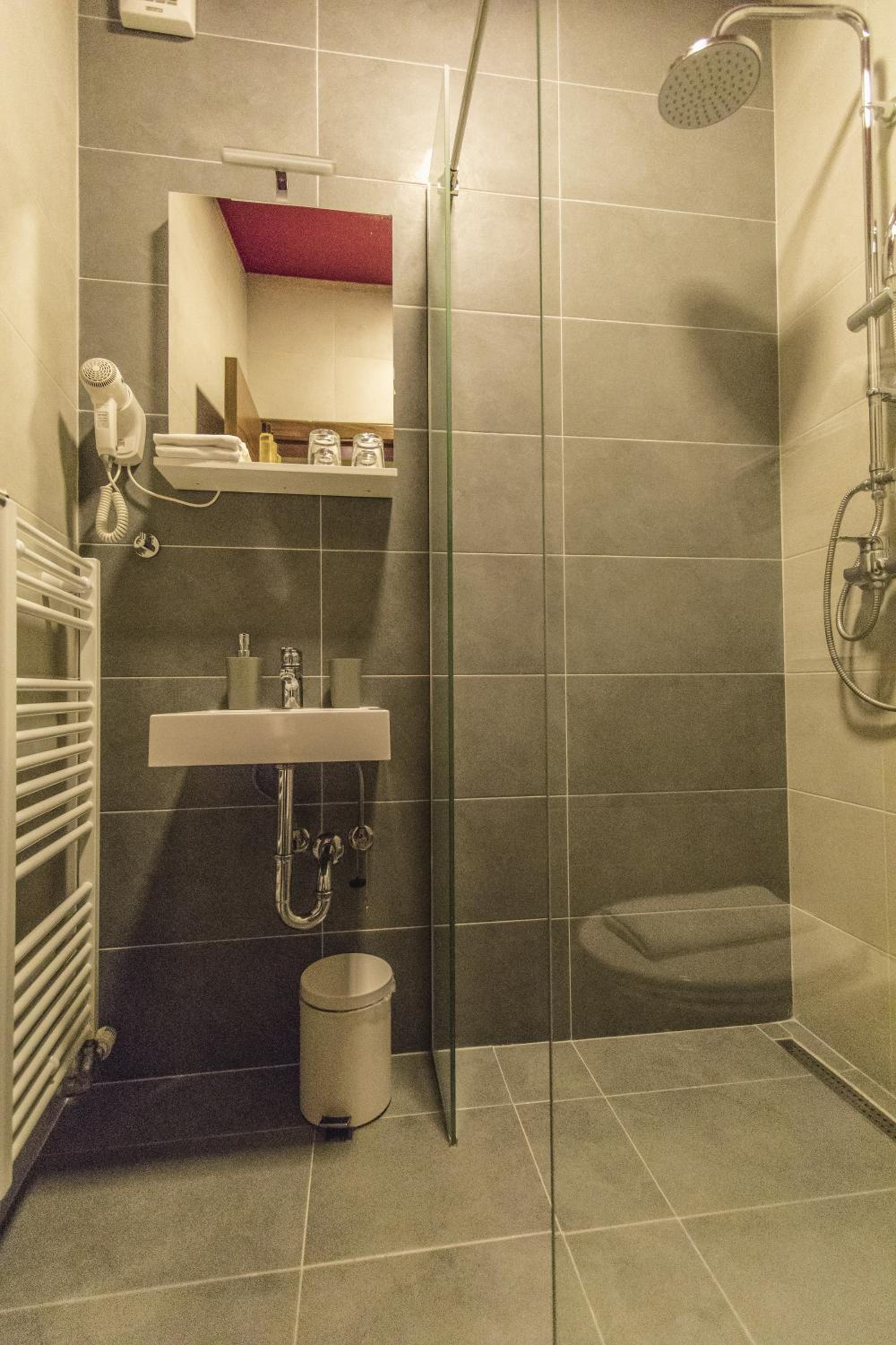 Budget Twin Room - Photo 3