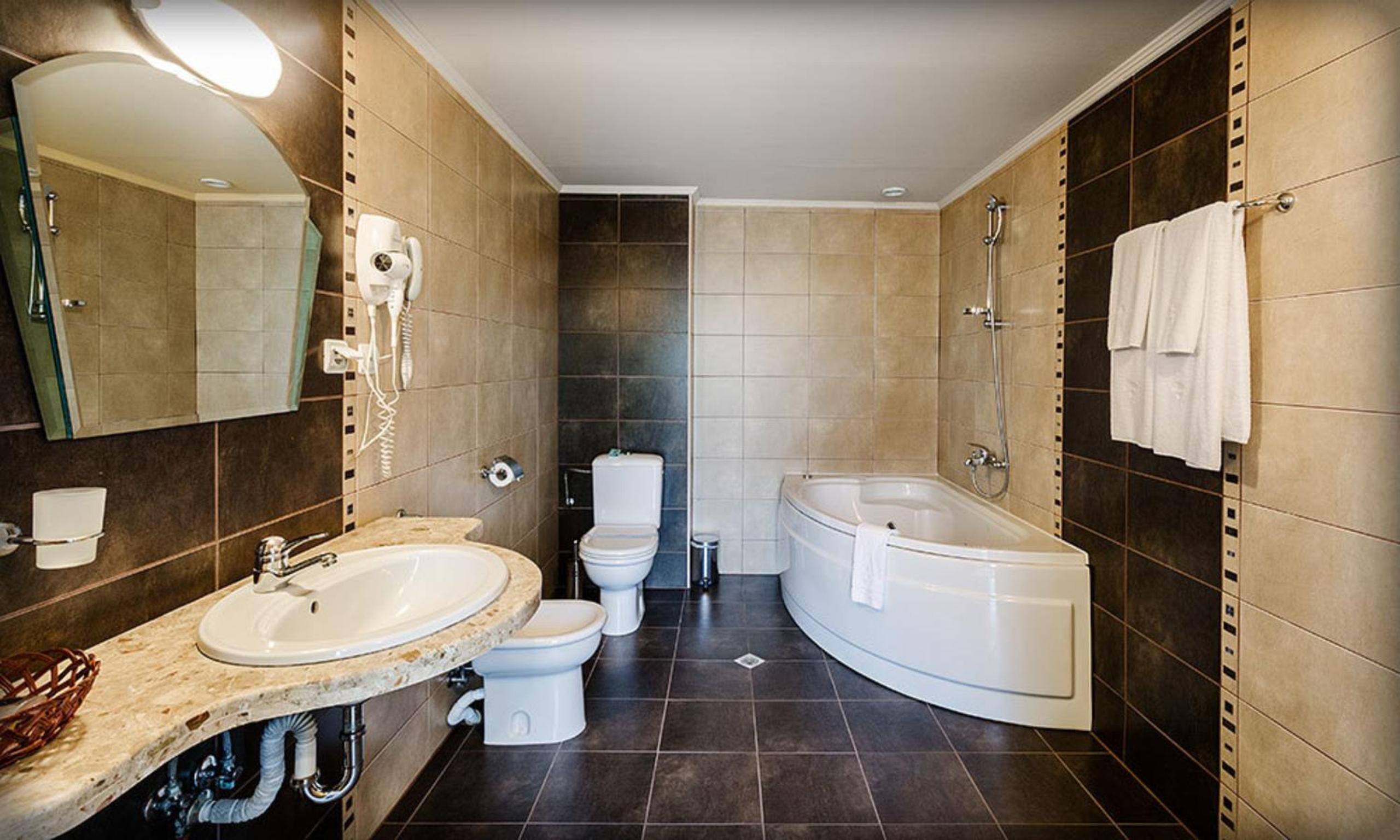 Apartment with Hot Tub photo 3